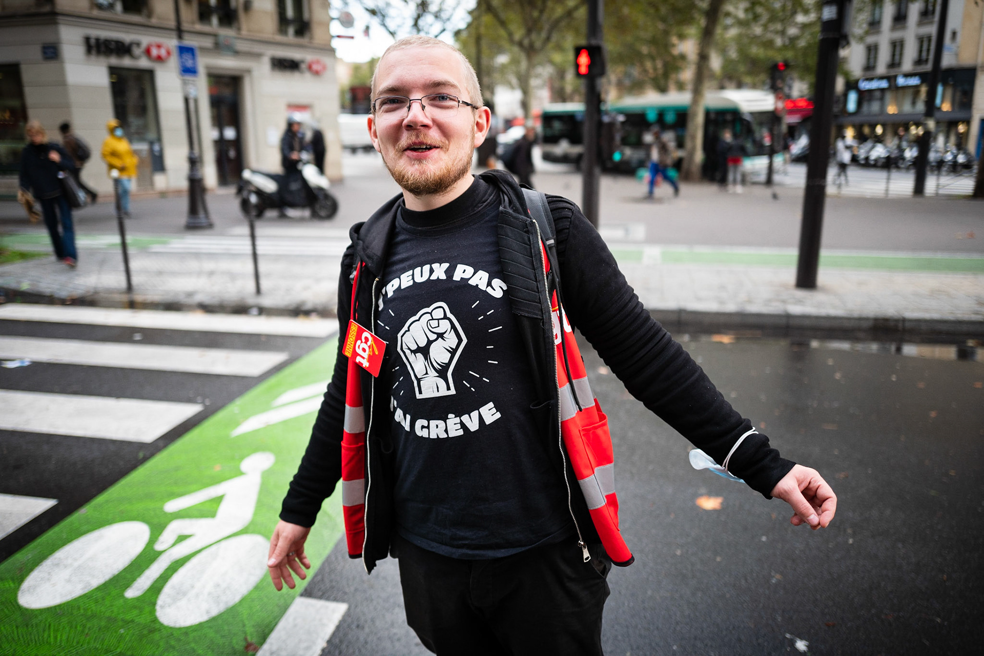 Un manifestant portant un t-shirt “j’ peux pas, j’ai grève”  lors d’une journée d’action à Paris, le 5 octobre 2021. Cette manifestation à l'appel d’une intersyndical (CGT, FO, SNES-FSU, UNEF…) a pour revendications la défense des salaires et des emplois et contre la réforme des retraites.Paris, FRANCE - 05/10/2021