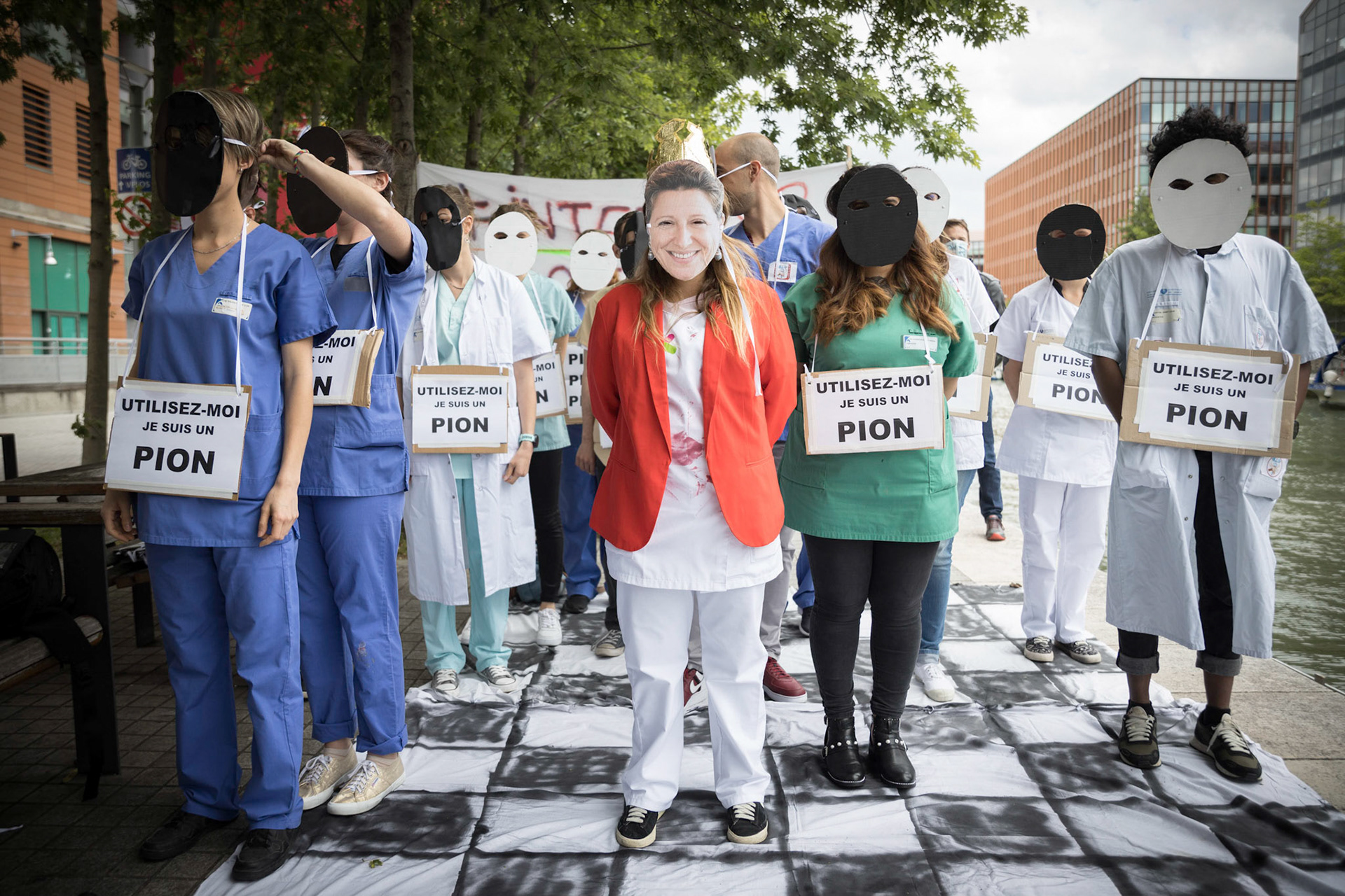 Manifestation du personnel des urgences des hôpitaux devant l'ARS à Paris. Paris, FRANCE - 20/06/2019