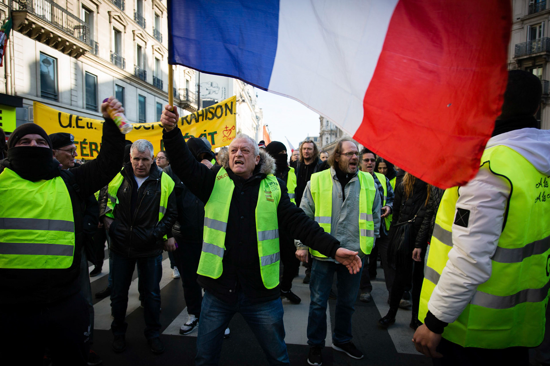Gilets jaunes pendant une manifestation de la fonction publique, à Paris. Paris, FRANCE - 05/02/2019