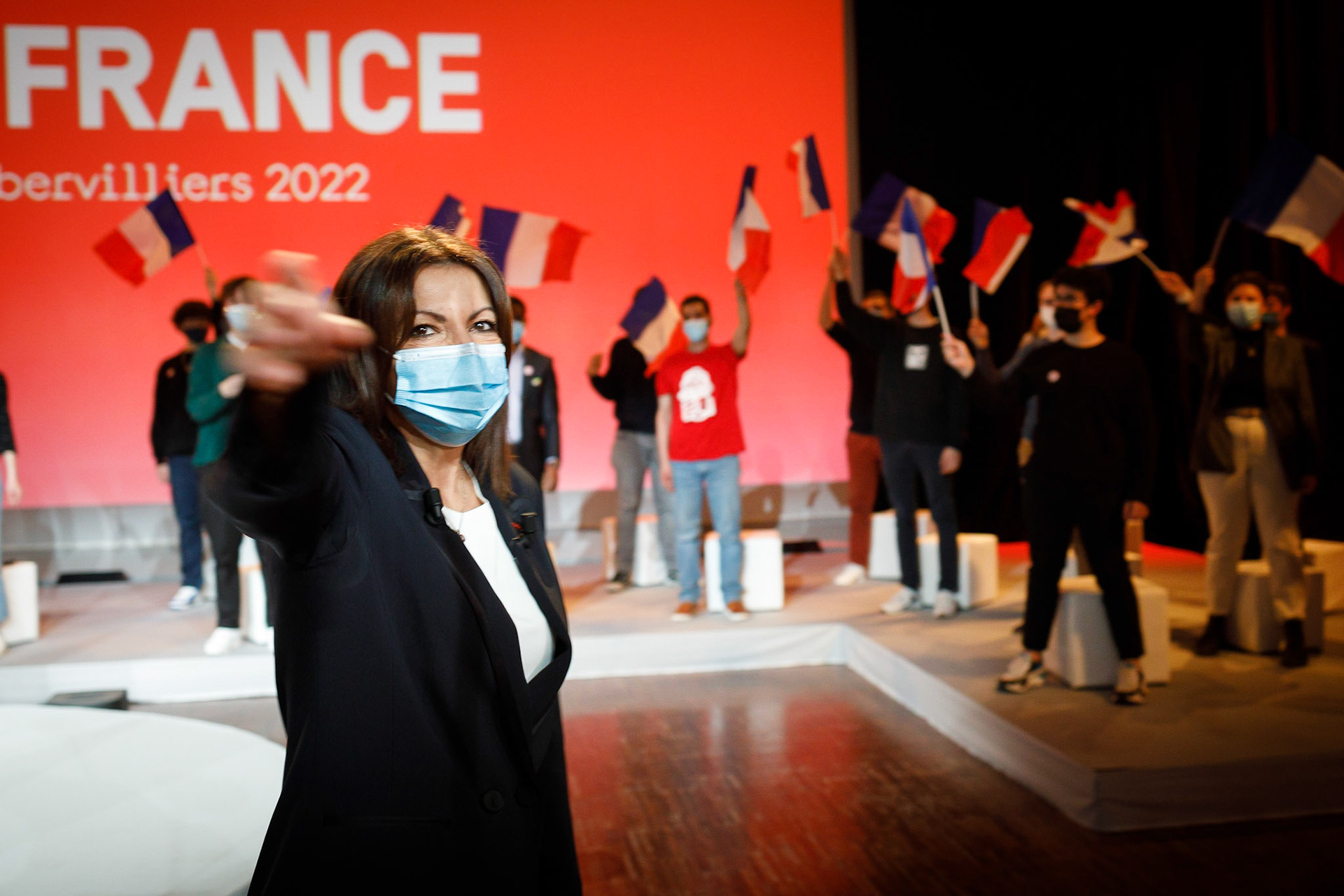 Anne Hidalgo arrive dans la salle de son meeting, à Aubervilliers, le 22 janvier 2022.La maire de Paris est la candidate du parti socialiste pour l’élection présidentielle de 2022. Aubervilliers, FRANCE - 22/01/2022