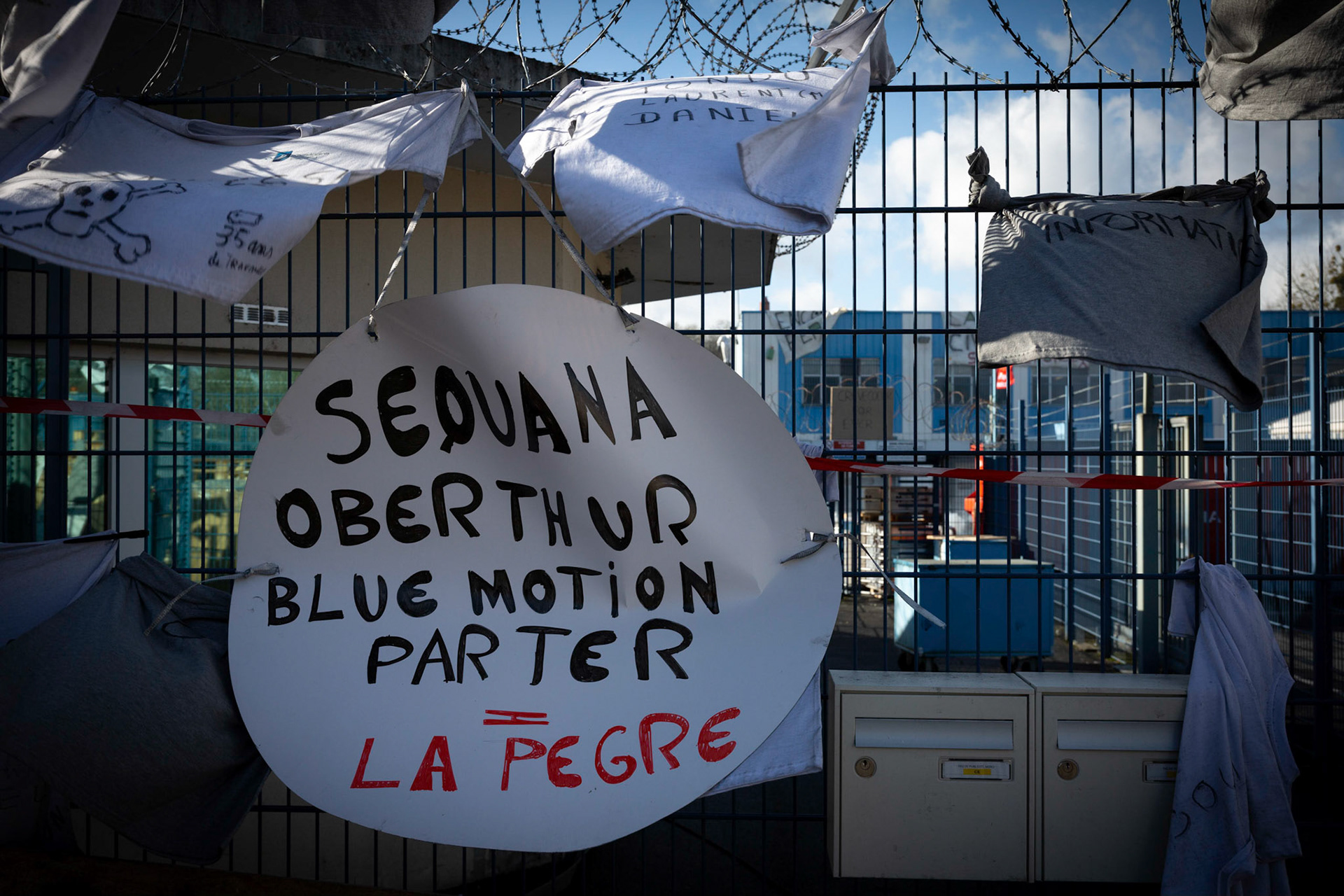 Blocage de la papeterie Arjowiggins security à Jouy sur Morin, par les employés de l'usine. Jouy-sur-Morin, FRANCE - 07/02/2018