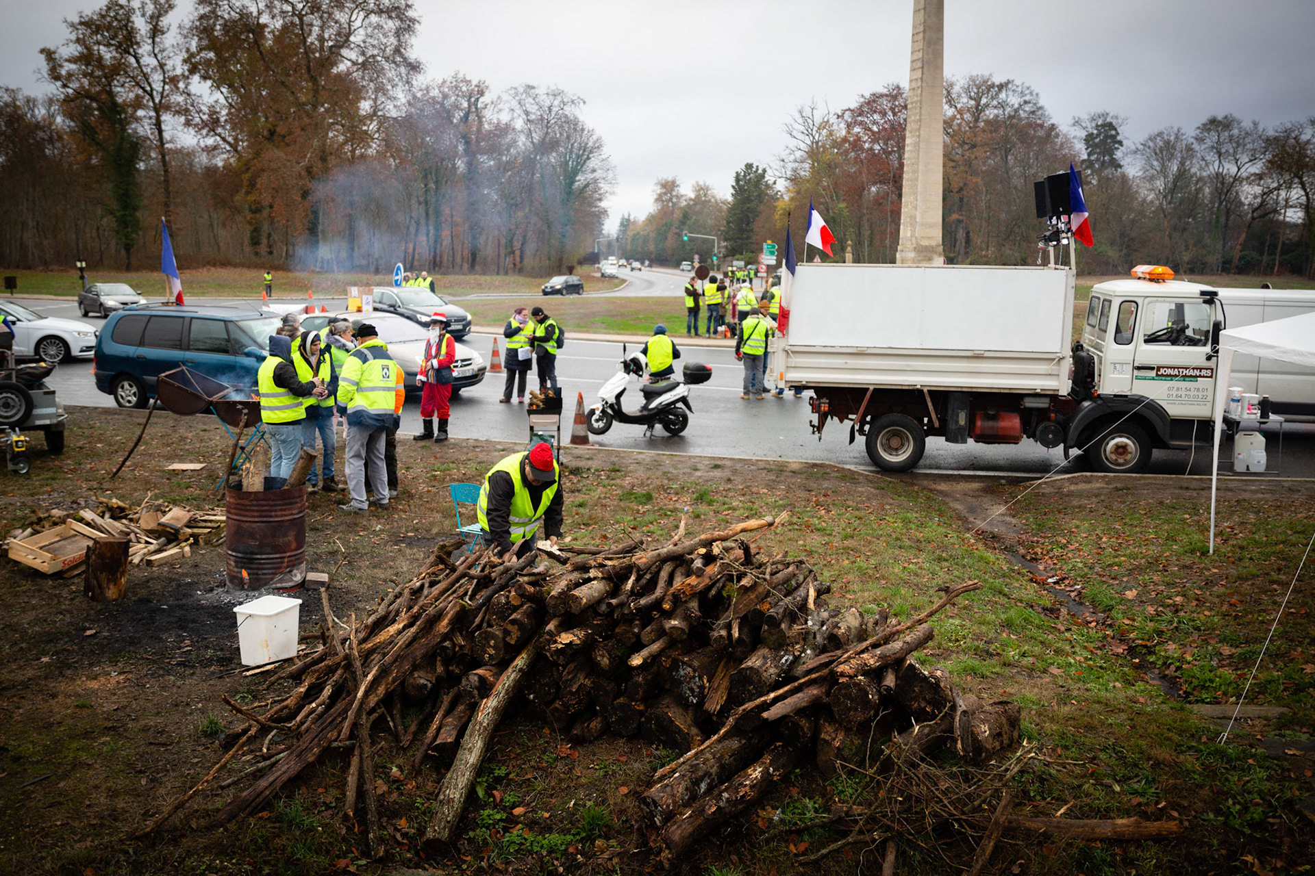 Barrage filtrant des gilets jaunes autour d'un rond-point à Fontainebleau. Fontainebleau, FRANCE - 24/11/2018