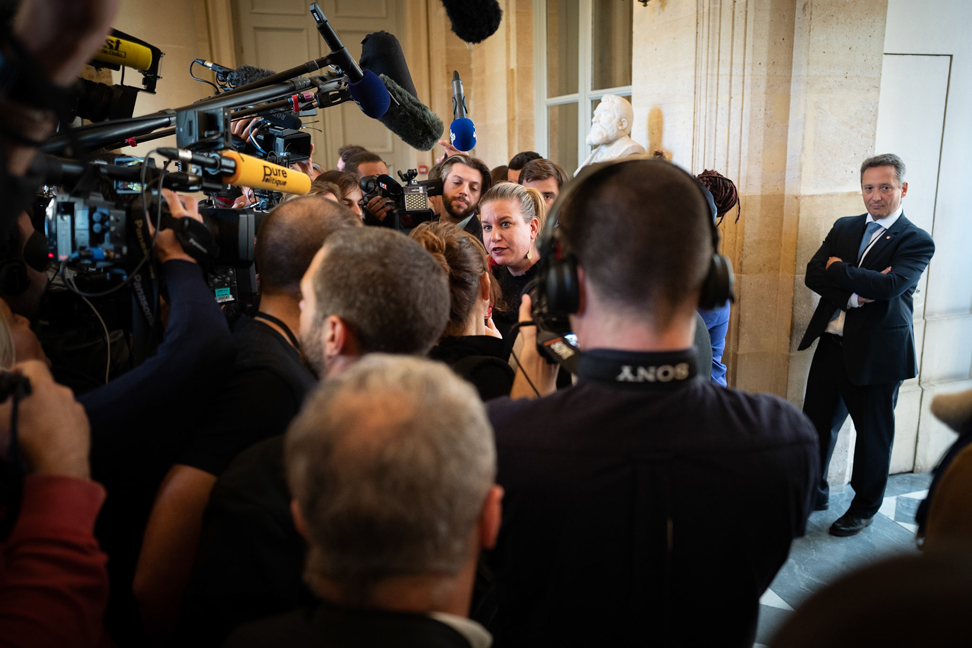 La députée LFI (NUPES) Mathilde Panot répond aux journalistes pendant les questions au gouvernement à l'Assemblée nationale, le 4 octobre 2022. France, Paris, 04-10-2022