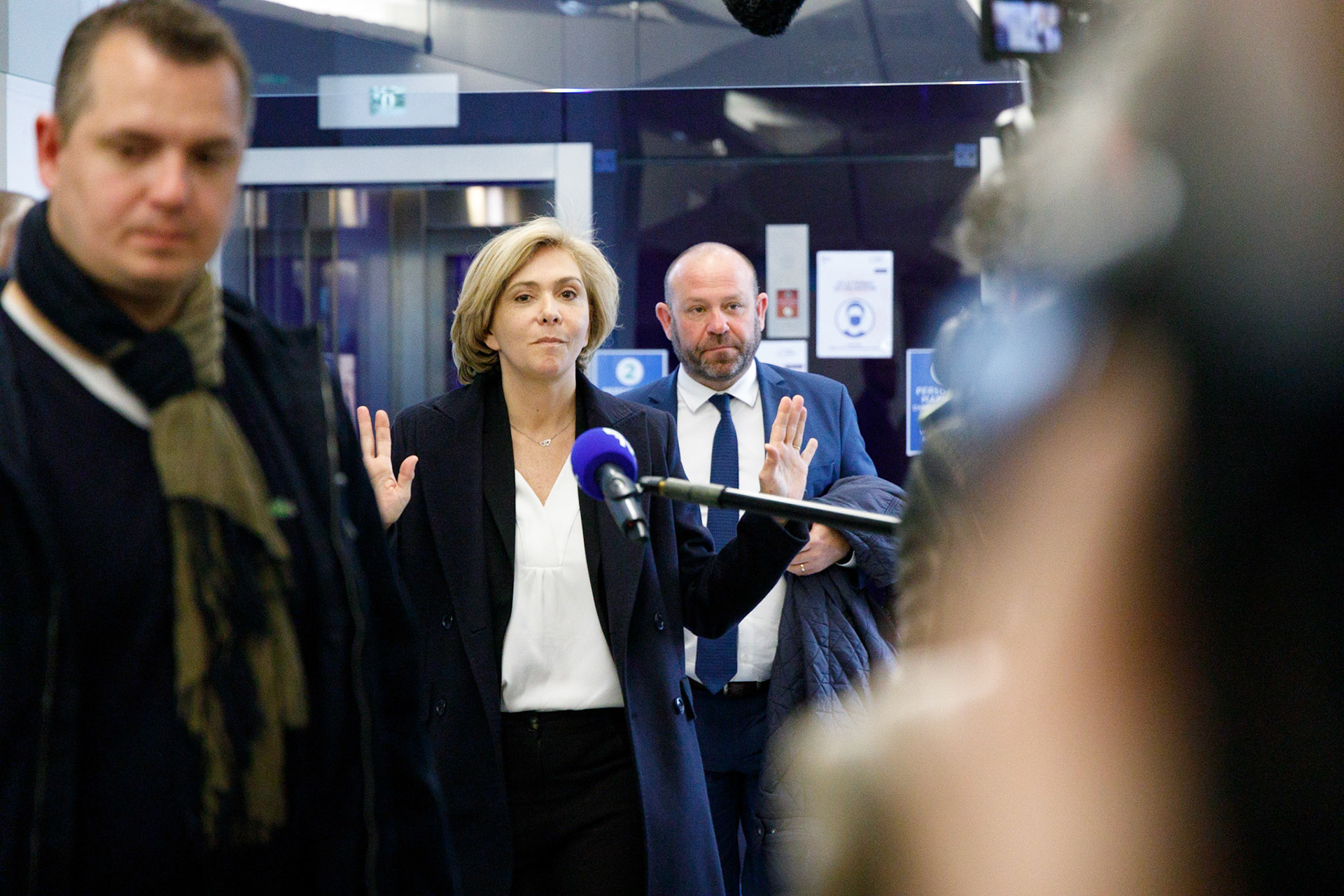 Valérie Pécresse quitte le QG des Républicains à Paris, le 11 avril 2022.  Le bureau politique des LR s’est réuni à la suite du résultat du premier tour des élections présidentielles, marquant l’élimination de la candidate.PARIS, France - 11/04/2022