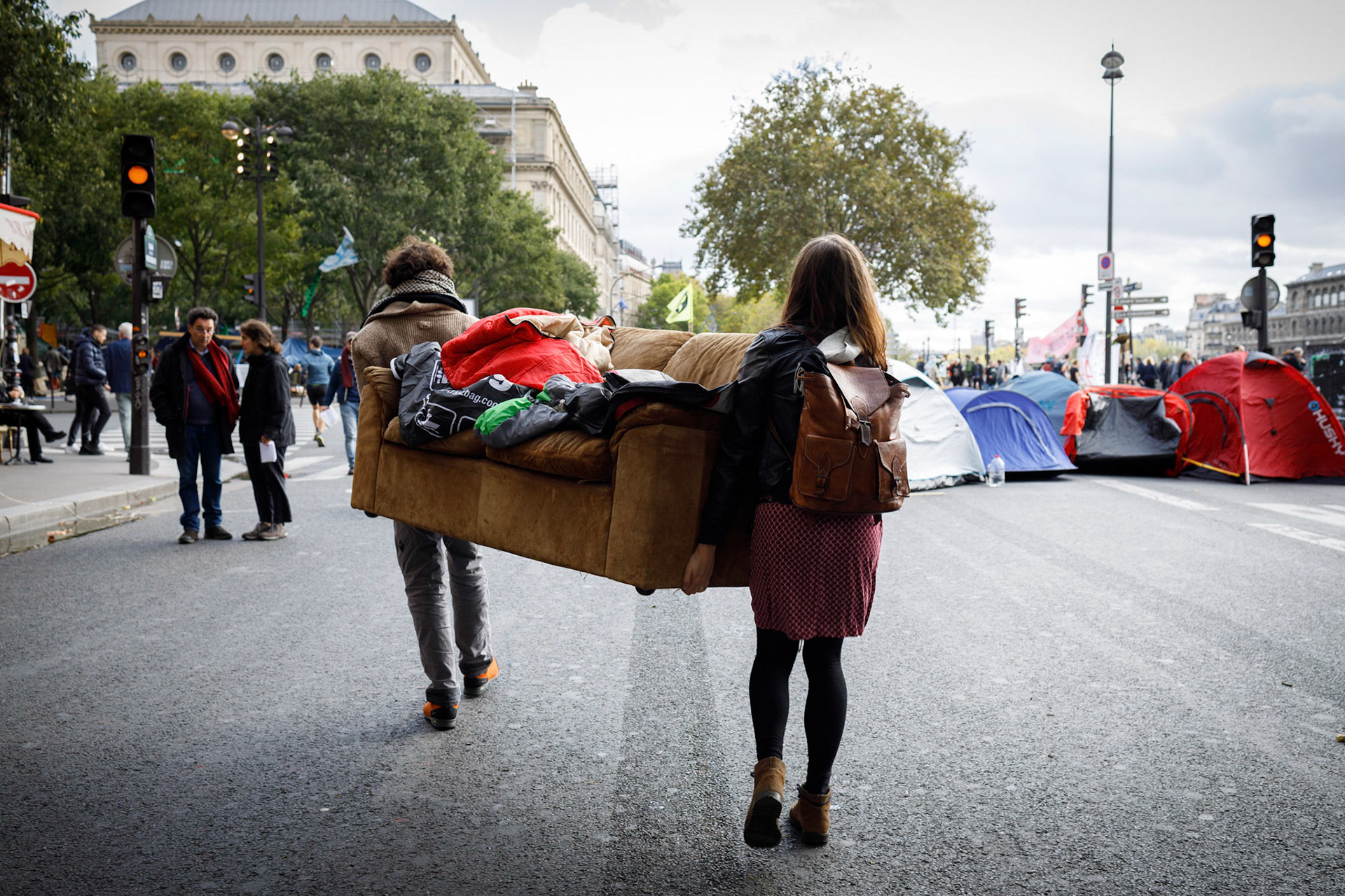 Démontage d'une partie du blocage du pont au change à Paris par les activistes d'Extinction Rebellion. Paris, FRANCE - 11/10/2019