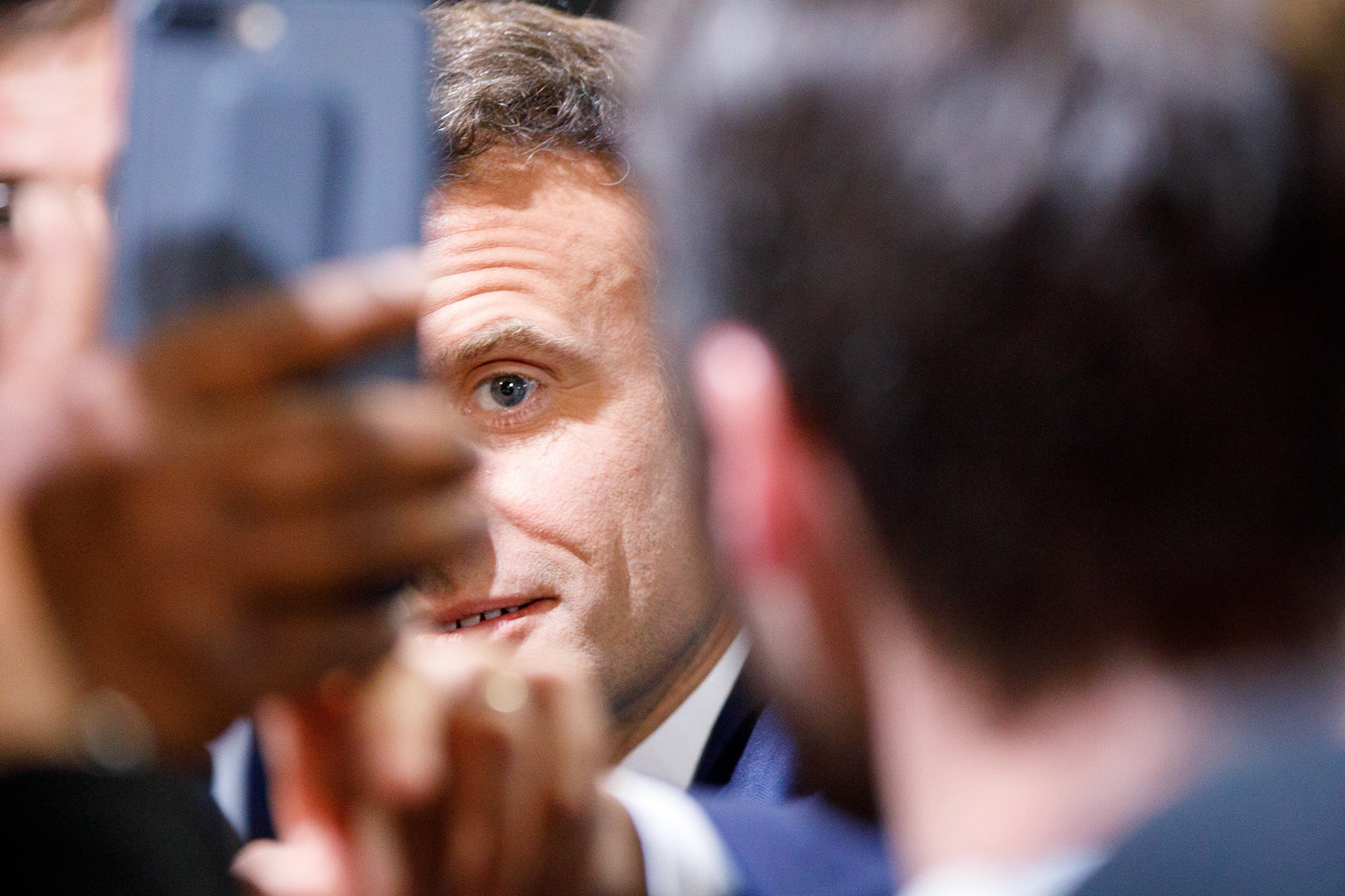 Emmanuel Macron réalise un selfie avec un sympathisant lors de la soirée électorale du premier tour de la présidentielle au Paris des Expositions à Paris, le 10 avril 2022. PARIS, France - 10/04/2022