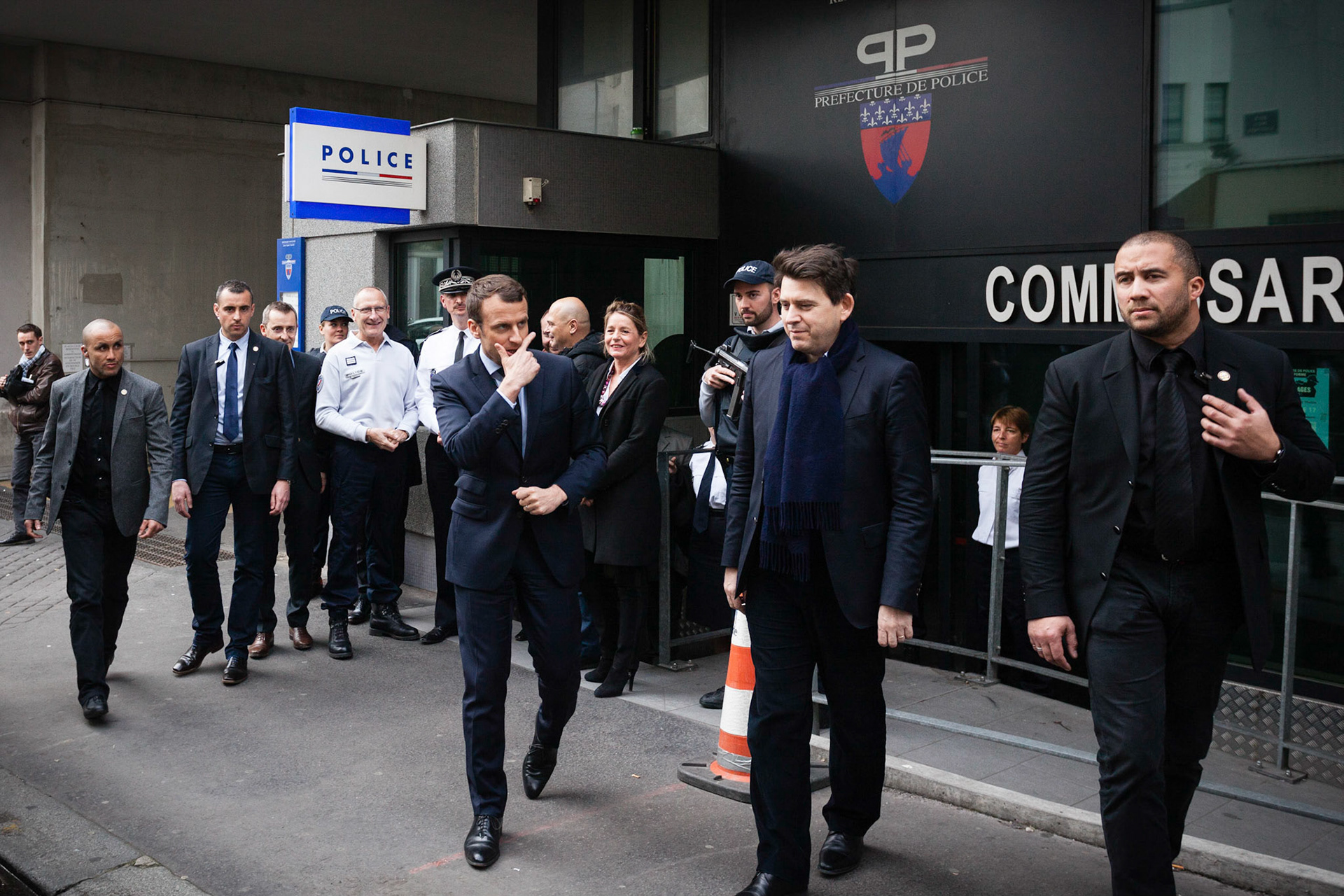 Emmanuel Macron visite un commissariat de police à Paris, pendant la campagne présidentielle. Paris, FRANCE - 13/03/2017