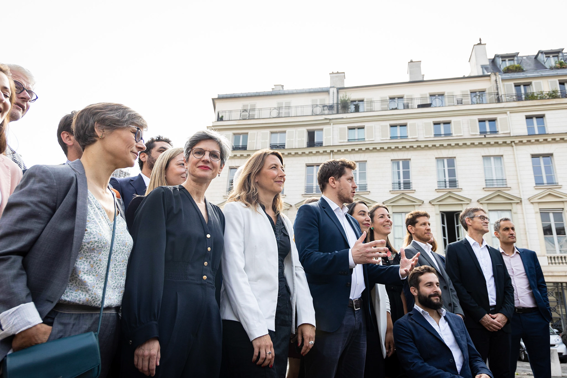 Les députés EELV (Sophie Taille-Polian, Sandrine Rousseau, Sandra Regol, Julien Bayou, Sabrina Sebaihi, Sébastien Peytavie, Jeremie Iodanoff, Nicolas Thierry, Jean-Claude Raux …) arrivent devant l’Assemblée Nationales lors de la journée d’accueil des députés de la NUPES (Nouvelle Union Populaire Écologique et Sociale), le 21 juin 2022.France, Paris, 2022-06-21.