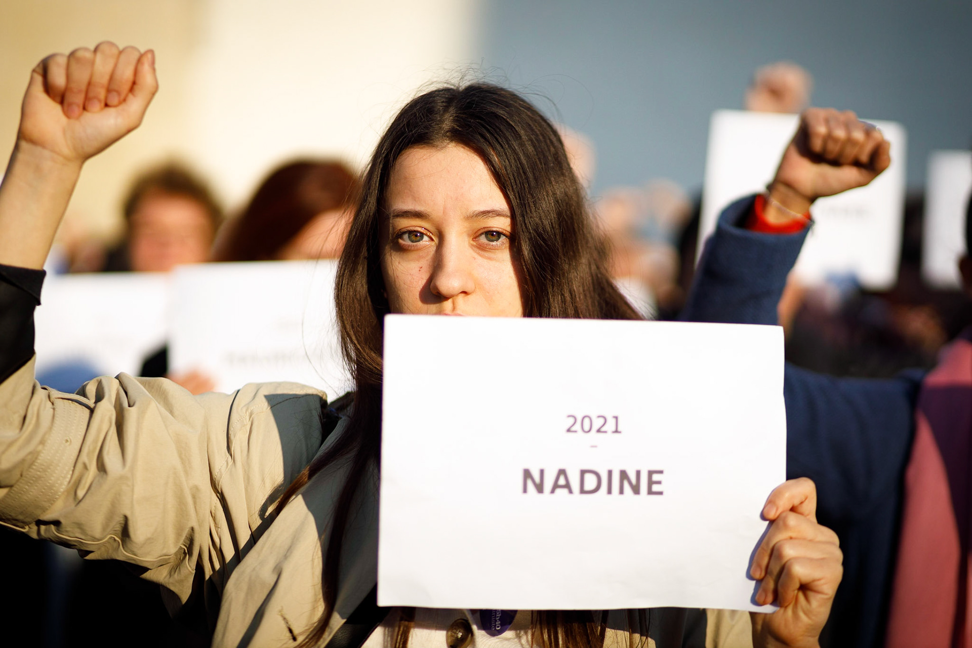 Des manifestantes portent des pancartes avec le prénom de victimes de féminicides devant le cimetière du Père Lachaise à Paris, lors de la marche pour la journée internationale des droits des femmes, le 8 mars 2022.PARIS, France - 08/03/2022