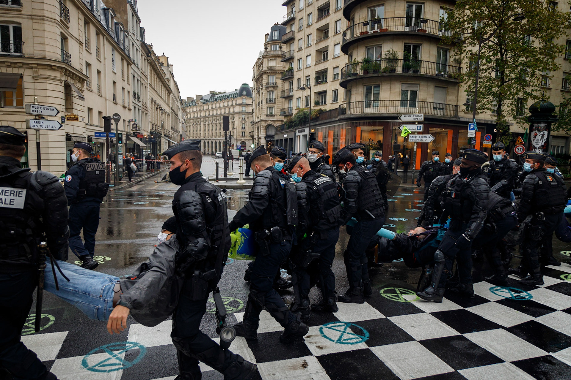 Évacuation par les forces de l'ordre de militants d'Extinction Rebellion. Les activistes d’XR ont tenté de bloquer le boulevard Saint Germain,  devant le ministère de l'écologie à Paris.Paris, FRANCE - 13/10/2020