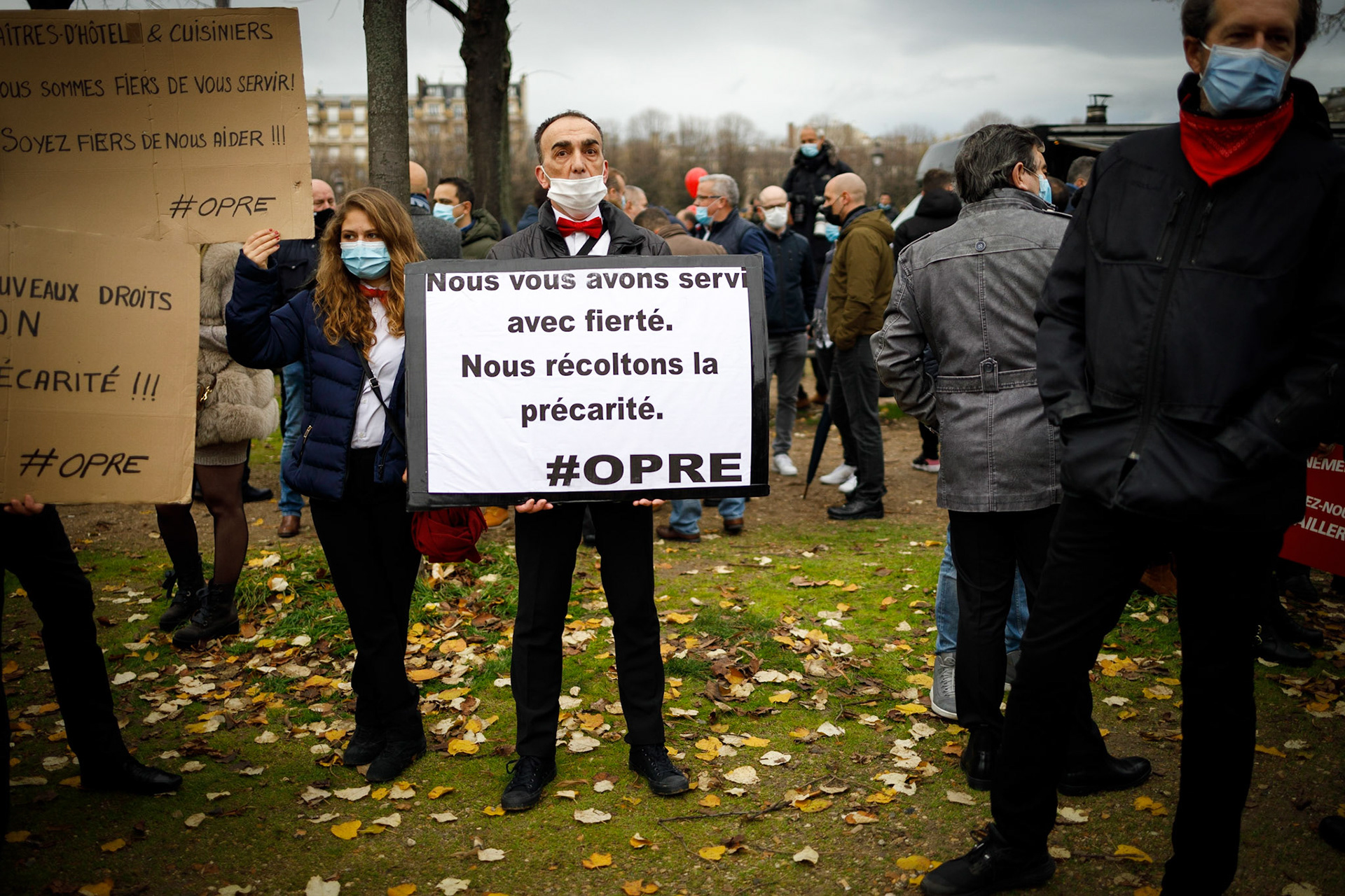 Rassemblement, à l’appel d’organisations professionnelles de restaurateurs, hôtellerie (UMIH), bar, discothèque, événementiel, pour protester contre la fermeture de leurs établissements. Lors de cette manifestation sur l’esplanade des Invalides à Paris, le 14 décembre 2020, les personnels de ces secteurs demandent la possibilité de rouvrir leurs établissements à la suite du second confinement lié à la pandémie de COVID-19.Paris, FRANCE - 14/12/2020