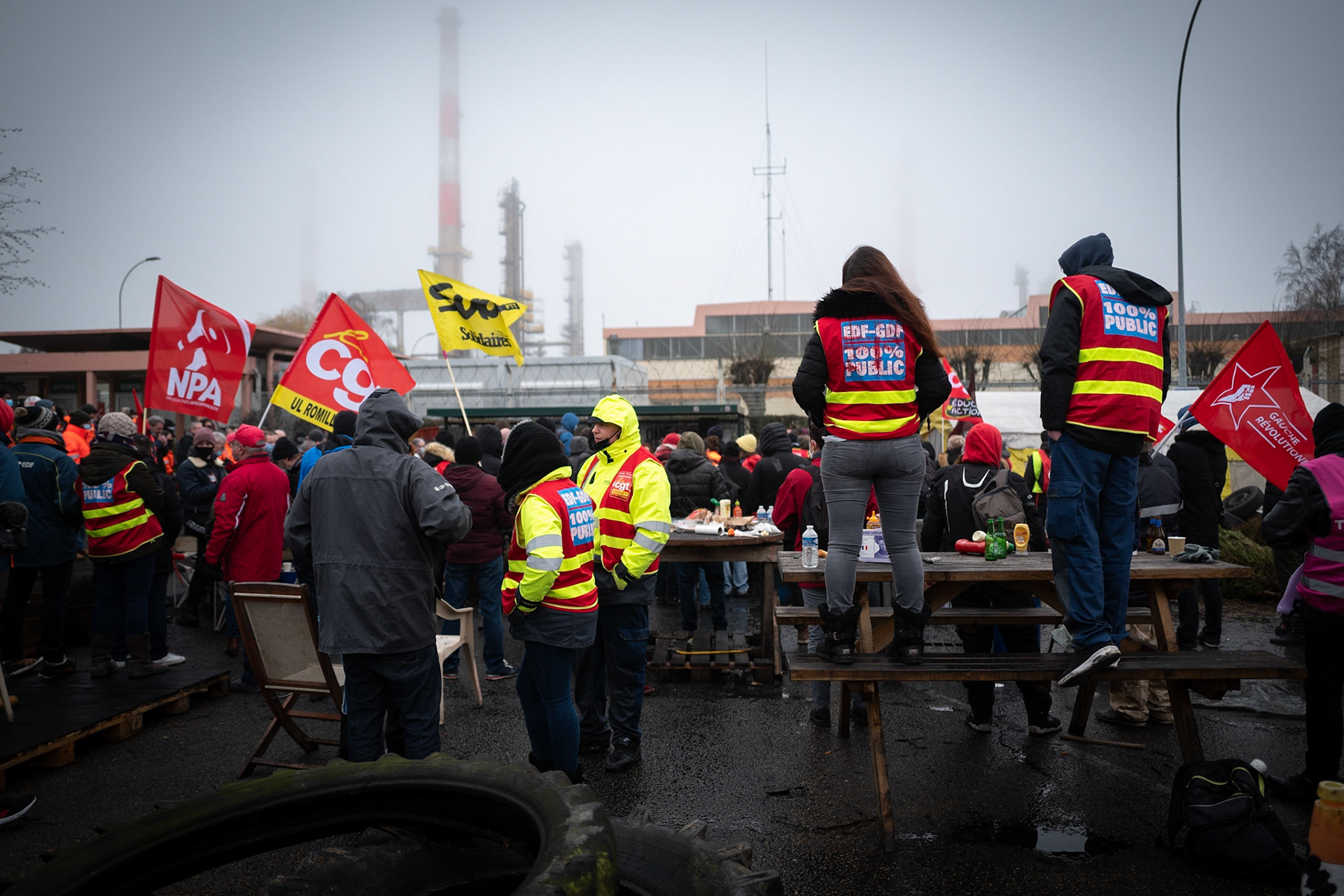 Assemblée générale des personnels de la raffinerie TOTAL de Grandpuits. Les raffineurs ont reconduit, le 27 janvier 2021, le mouvement de grève démarré le 4 janvier. Ils protestent contre les réductions d’effectifs liées au plan de conversion de la raffinerie en un centre de production de biocarburants et bioplastique.Grandpuits, FRANCE - 27/01/2021