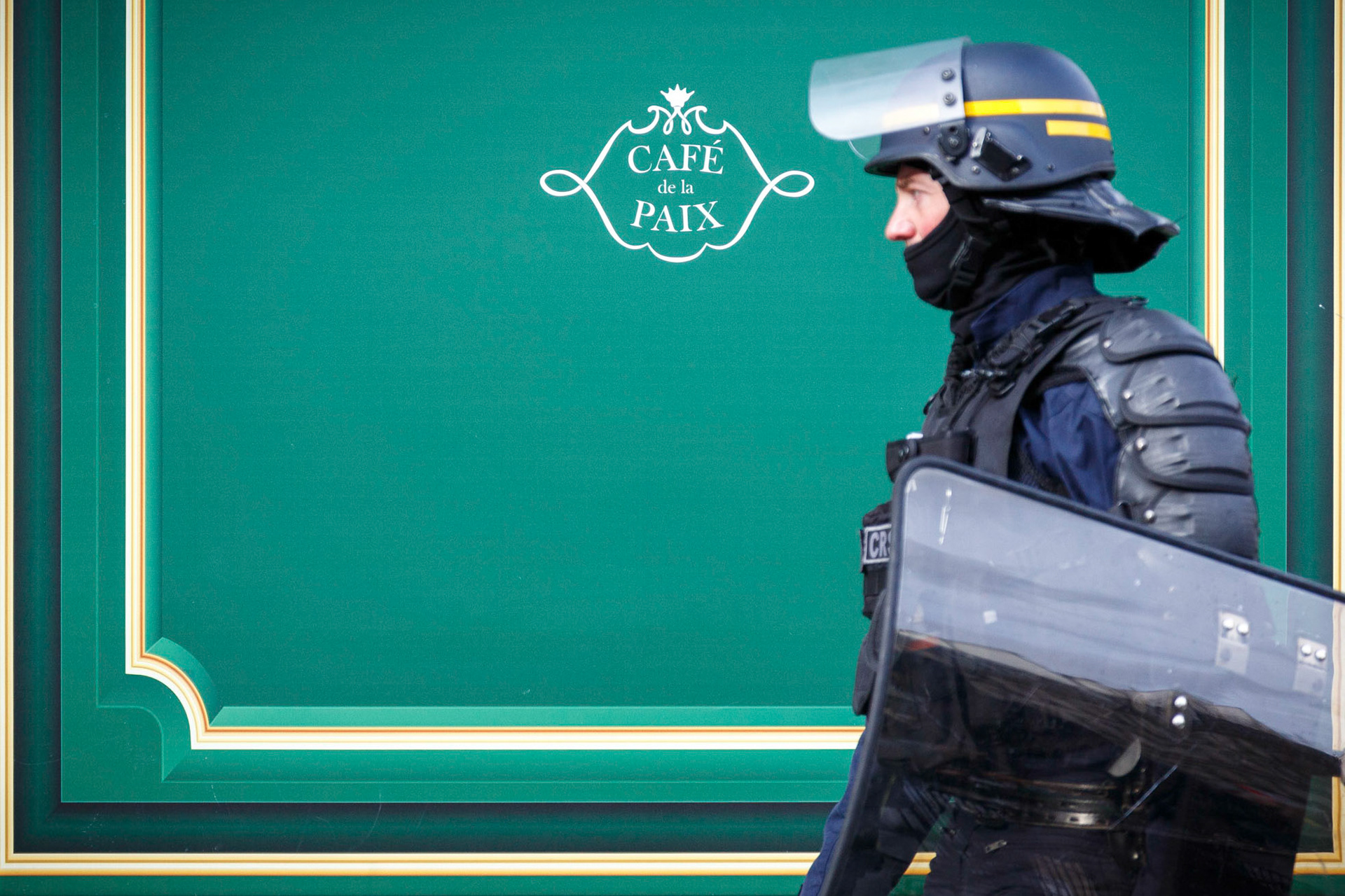 Un CRS devant le café de la Paix lors de la manifestation contre la réforme des retraites, à l'appel d'une intersyndicale (CGT, FO, Solidaires, UNEF...) à la suite de l'annonce de l'utilisation de l'article 49-3, par le gouvernement, le 03/03/2020. Paris, FRANCE - 03/03/2020