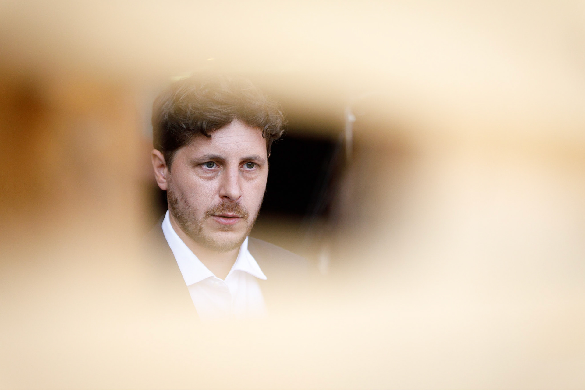 Julien Bayou (secrétaire général d’EELV) répond à une interview lors d’un meeting à l’Agora de Wonderland à Paris, le 12 juin 2021. Il est tête de liste de “l’Écologie évidemment” pour les élections régionales en Ile de France. Cette liste est soutenue par le parti Europe Ecologie Les Verts (EELV). Paris, FRANCE - 12/06/2021