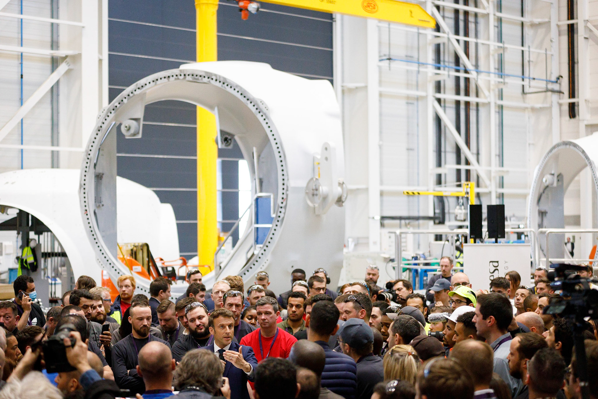 Emmanuel Macron prend la parole devant les salariés de l’usine de fabrication d'éolienne maritime Siemens Gamesa au Havre , le 14 avril 2022. Ce déplacement dans le cadre de la campagne présidentielle du candidat LREM a pour thème l'environnement.LE HAVRE, France - 14/04/2022