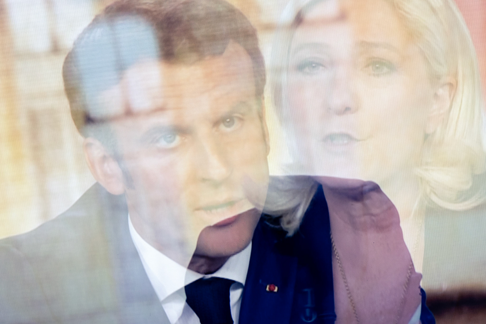 Une photo, en surimpression, d’un écran de télévision montre la retransmission du débat télévisé entre Marine Le Pen et Emmanuel Macron, du 20 avril 2022, dans le cadre de la campagne électorale pour l'élection présidentielle 2022.CHAMPAGNE-SUR-SEINE, France - 20/04/2022