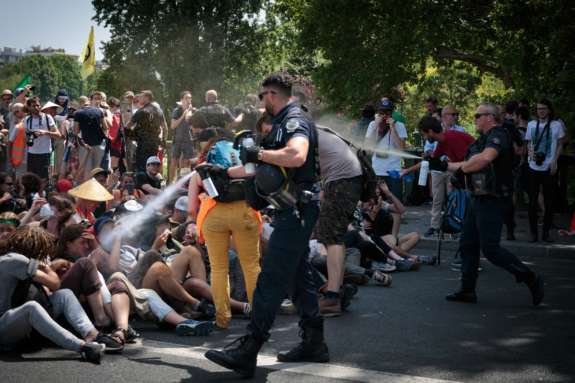 Blocage du Pont de Sully à Paris, par Extinction Rebellion. Paris, FRANCE - 28/06/2019