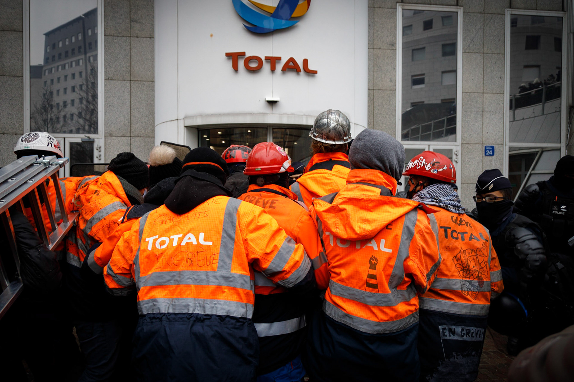 Manifestation des personnels de la raffinerie de Grandpuits devant la tour TOTAL Michelet à la Défense, le 9 février 2021. Les raffineurs sont en grève depuis le 4 janvier 2021. Ils protestent contre les réductions d’effectifs liées au plan de conversion de la raffinerie en un centre de production de biocarburants et bioplastique. Leur mouvement est soutenu par des associations écologistes reprochant à TOTAL de faire du greenwashing. La Défense, FRANCE - 09/02/2021