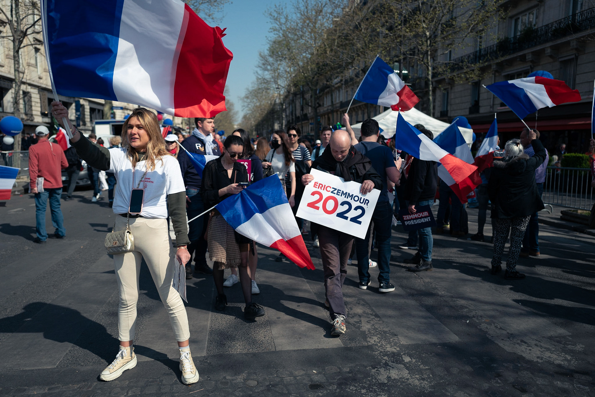 Des sympathisants arrivent au Trocadéro pour le meeting d’Eric Zemmour, le 27 mars 2022. Plusieurs milliers de sympathisants se sont réunis sur la place pour assister au meeting du candidat à la présidentielle.PARIS, France - 27/03/2022