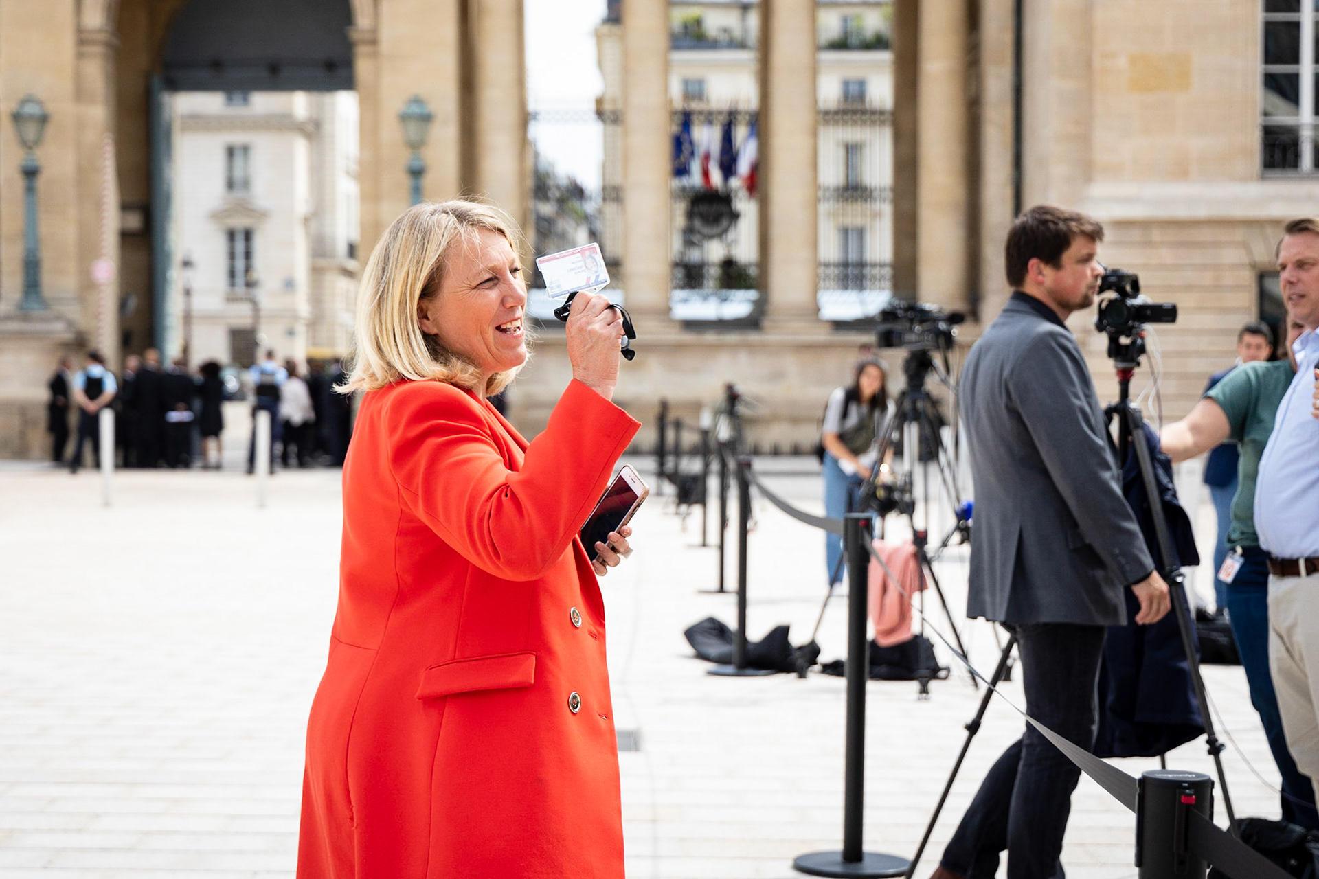 La députée LFI Danielle Simonnet montre sa carte de députée dans la cour de l'Assemblée Nationale lors de la journée d' accueil des députés, le 20 juin 2022. France, Paris, 20-06-2022