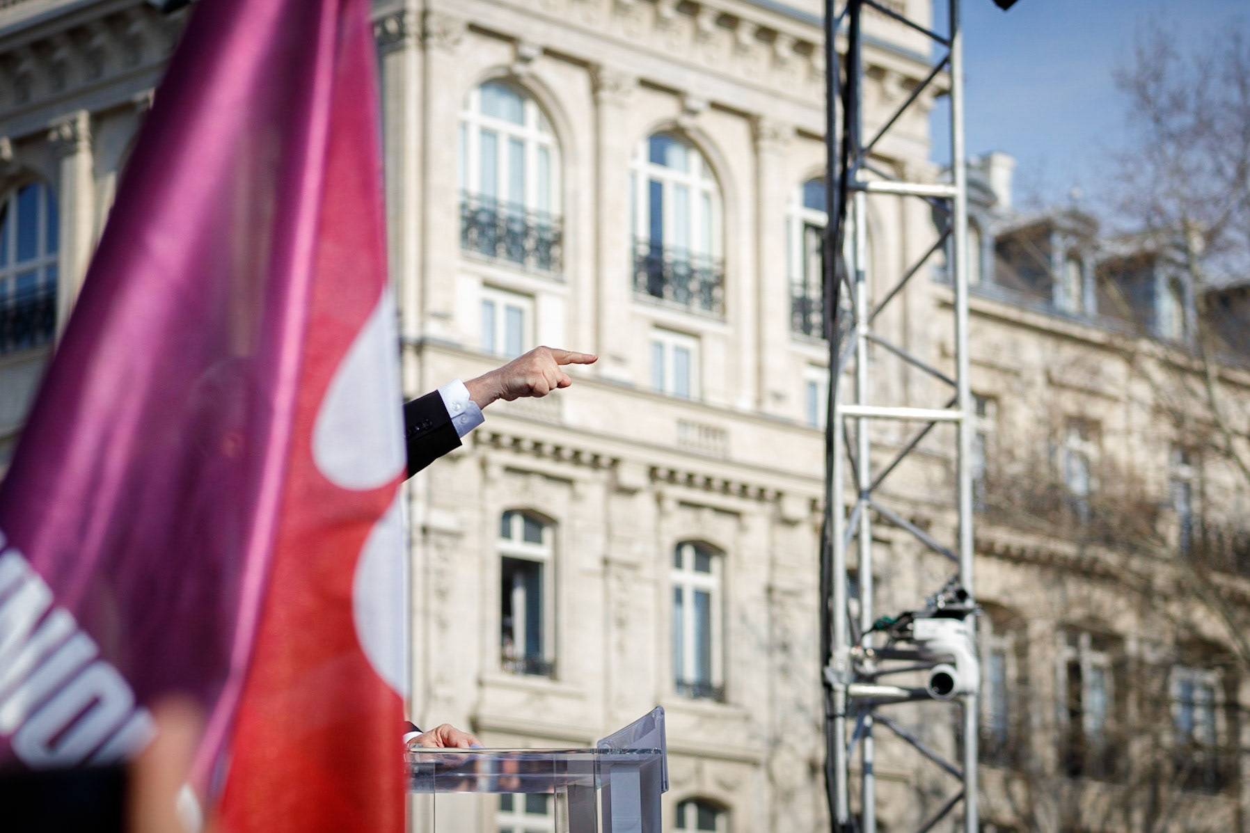 Jean-Luc Mélenchon prononce un discours lors de la marche pour une 6ème République, place de la République, à Paris, le 20 mars 2022. Cette manifestation est organisée par la France insoumise dans le cadre de la campagne présidentielle de 2022. PARIS, France - 20/02/2022