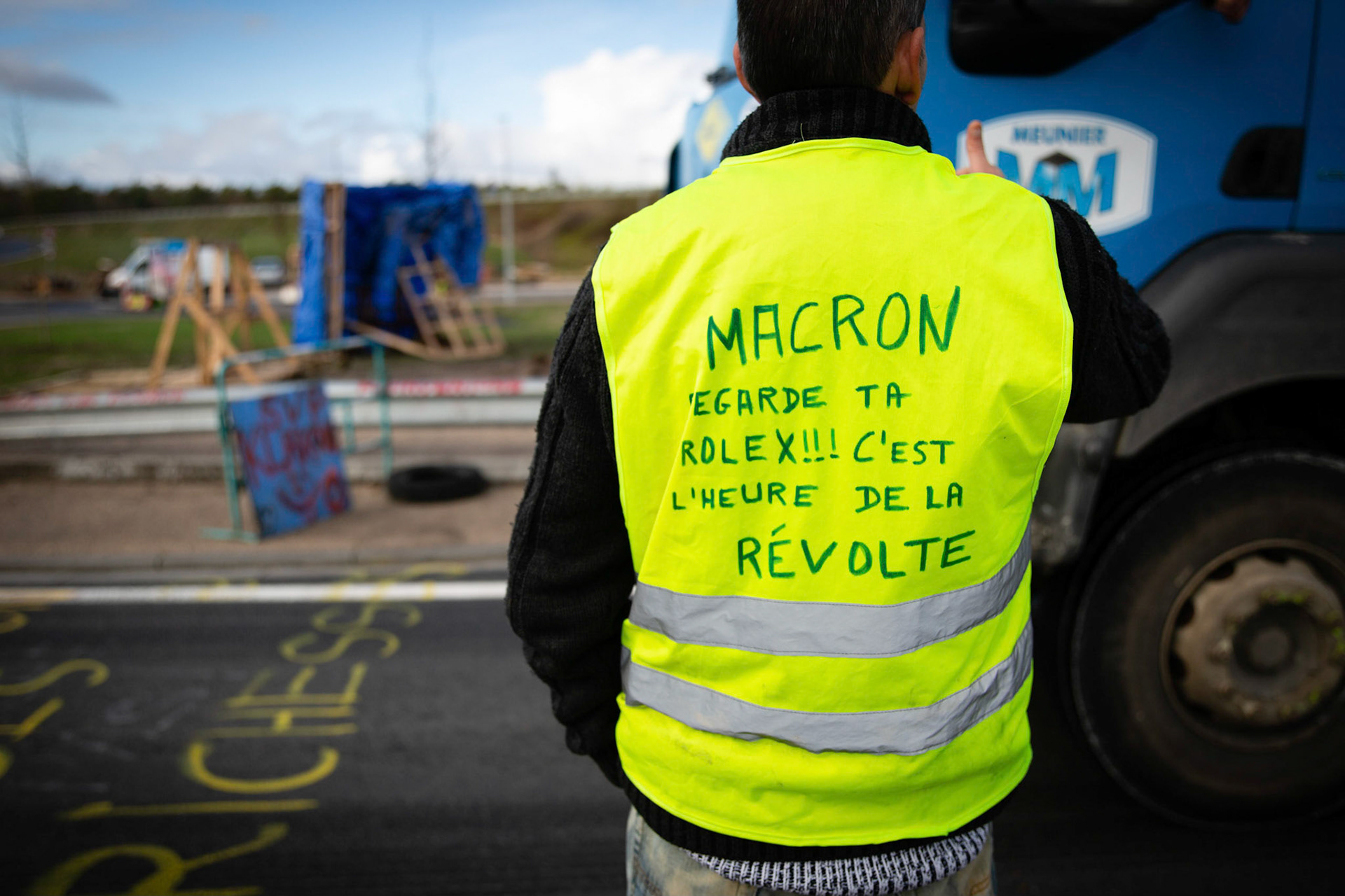 Barrage filtrant des gilets jaunes autour d'un rond-point à Montargis. Montargis, FRANCE - 04/12/2018