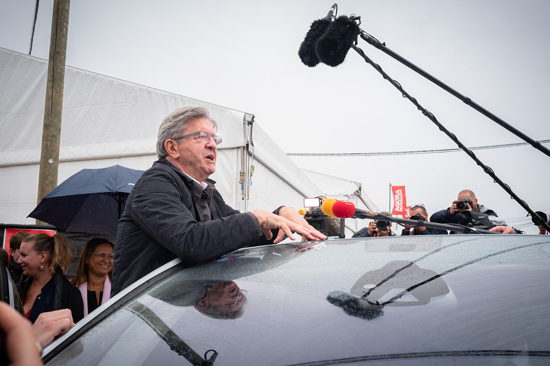Jean-Luc Mélenchon répond aux questions des journalistes devant sa voiture lors de la fête de l'Humanité, le 10 septembre 2022, au Plessis-Pate.France, Le Plessis-Pate, 10-09-2022
