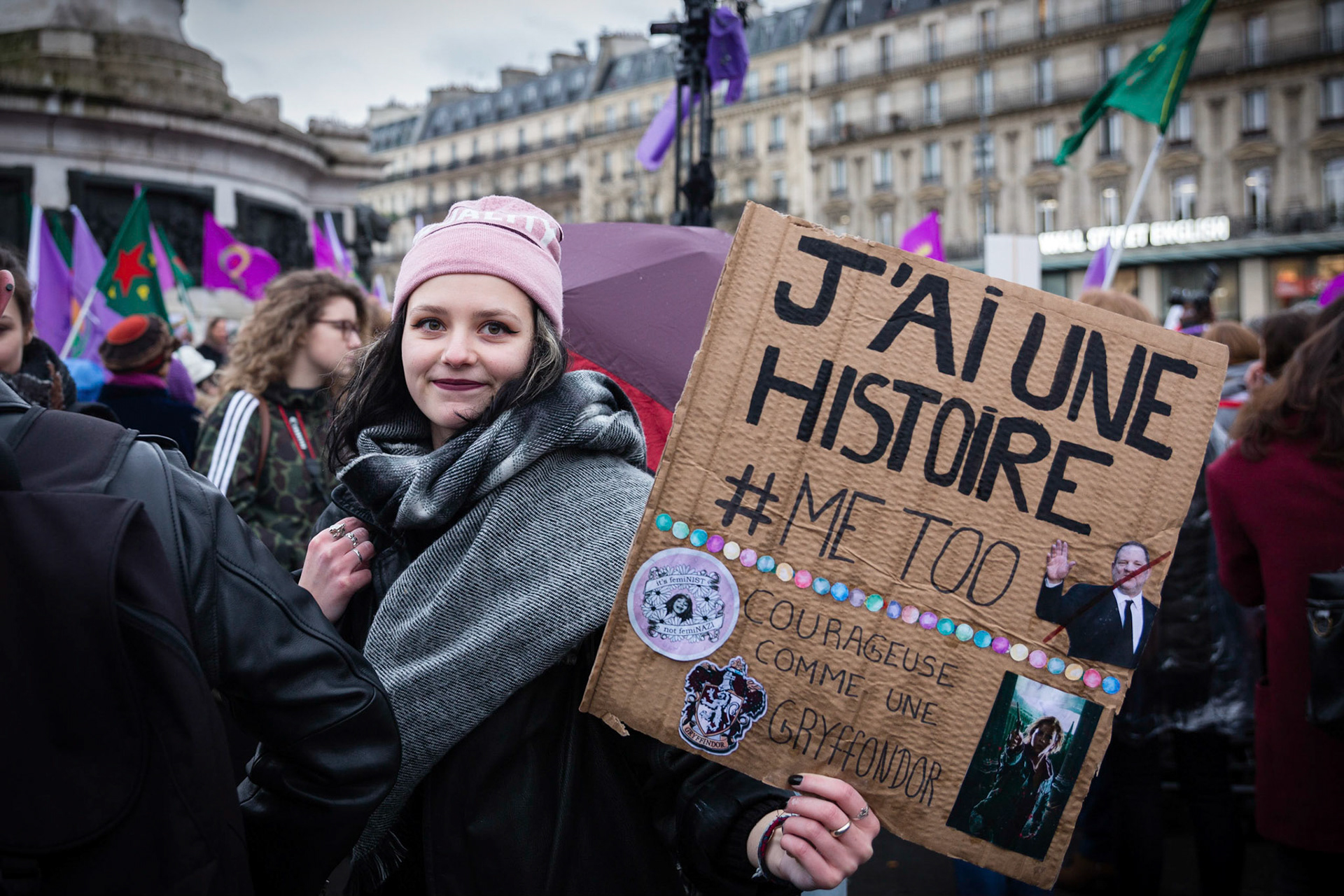 Manifestante portant une affiche #metoo lors d'un rassemblement place de la République, à Paris, pour la journée des droits des femmes. Paris, FRANCE - 08/03/2018