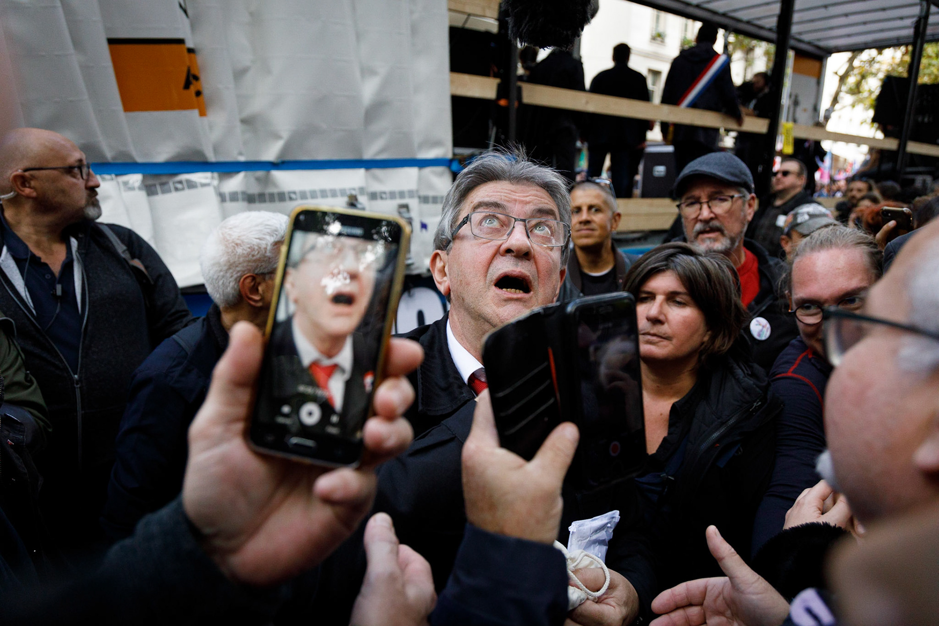 Des militants prennent en photo Jean-Luc Mélenchon, lors de la marche contre la vie chère et l'inaction climatique organisée par la NUPES, à Paris, le 16 octobre 2022. France, Paris, 16-10-2022