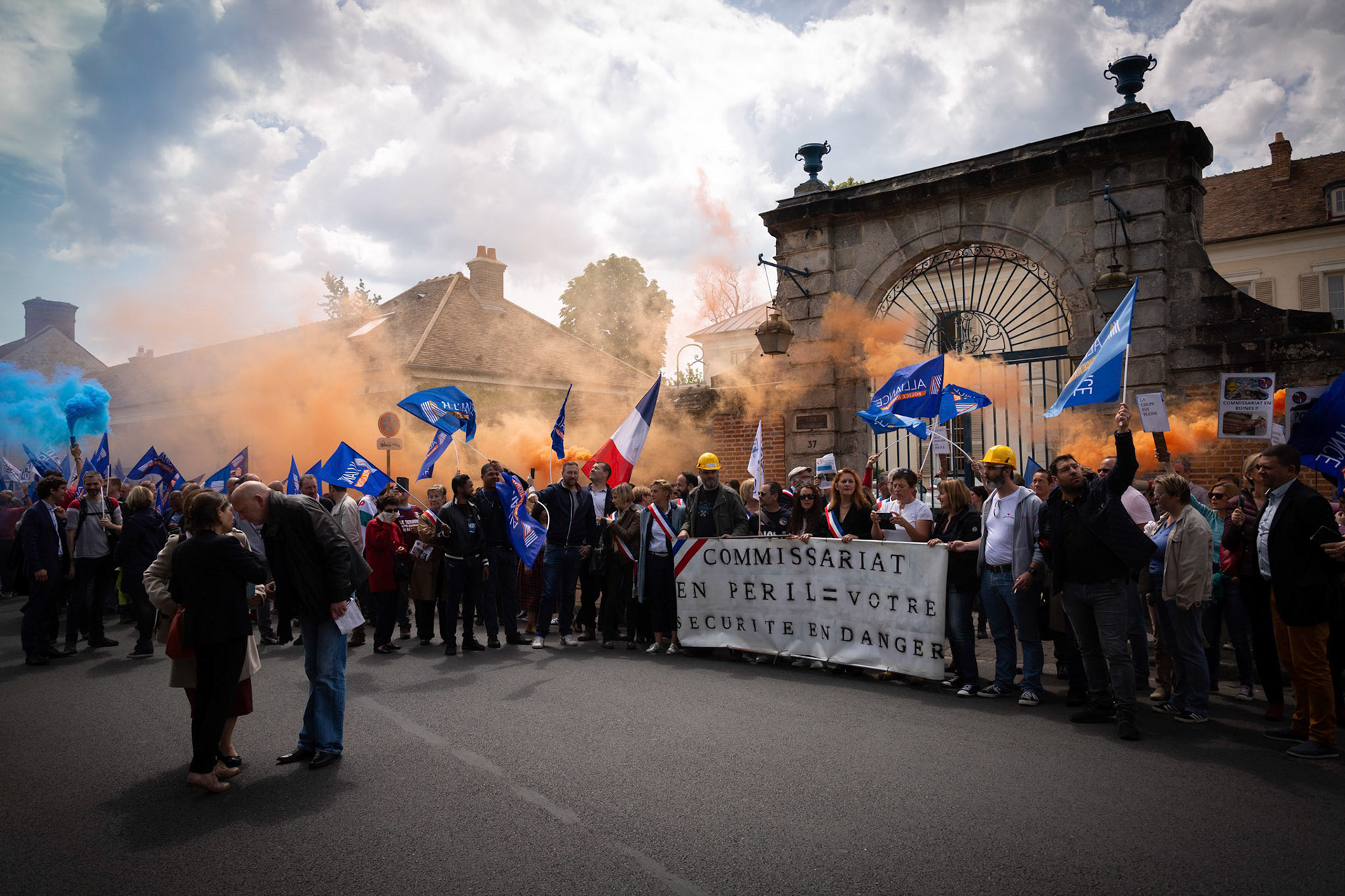 Manifestation de la police nationale et des élus locaux pour demander la rénovation du commissariat à Fontainebleau. Fontainebleau, FRANCE - 17/052019