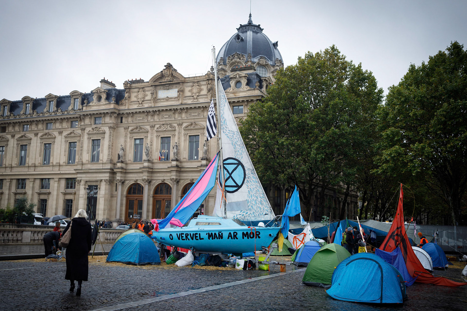 Blocage de la place du Châtelet à Paris, par Extinction Rebellion. Paris, FRANCE - 07/10/2019