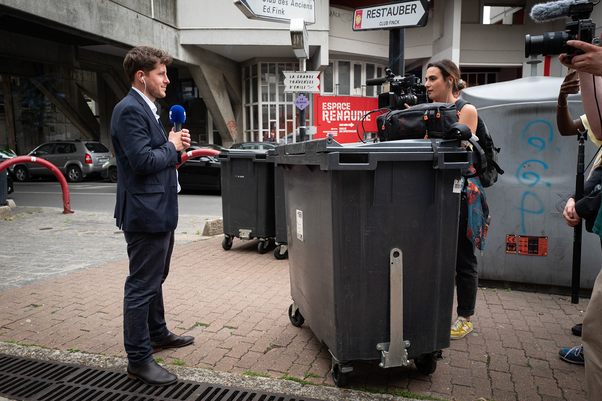 Julien Bayou répond à une interview pour la télévision à Aubervilliers le 21 juin 2021. Cette interview fait suite à l’annonce de la fusion des listes de gauche pour le second tour des élections régionales en Ile de France.Aubervilliers, FRANCE - 21/06/2021