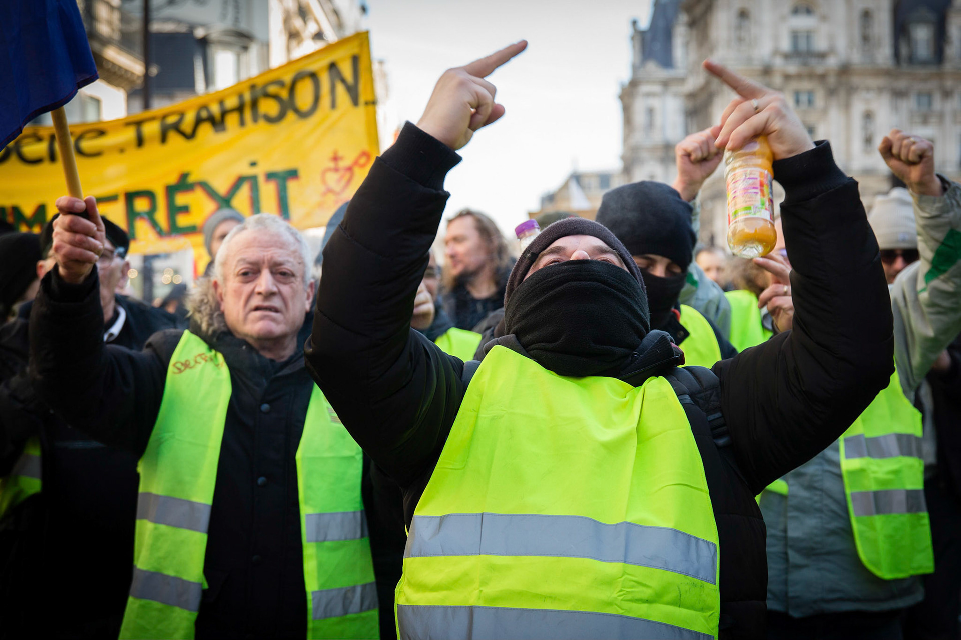 Gilets jaunes pendant une manifestation de la fonction publique, à Paris. Paris, FRANCE - 05/02/2019