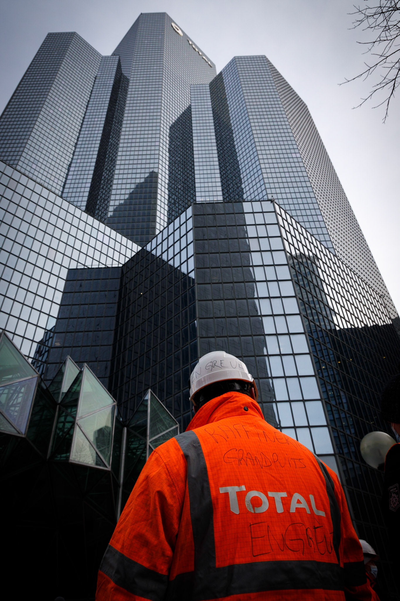 Manifestation des personnels de la raffinerie de Grandpuits devant la tour TOTAL. Les raffineurs sont en grève depuis le 4 janvier 2021. Ils protestent contre les réductions d' effectifs liées au plan de conversion de la raffinerie en un centre de production de biocarburants et bioplastique.La Défense, FRANCE - 26/01/2021