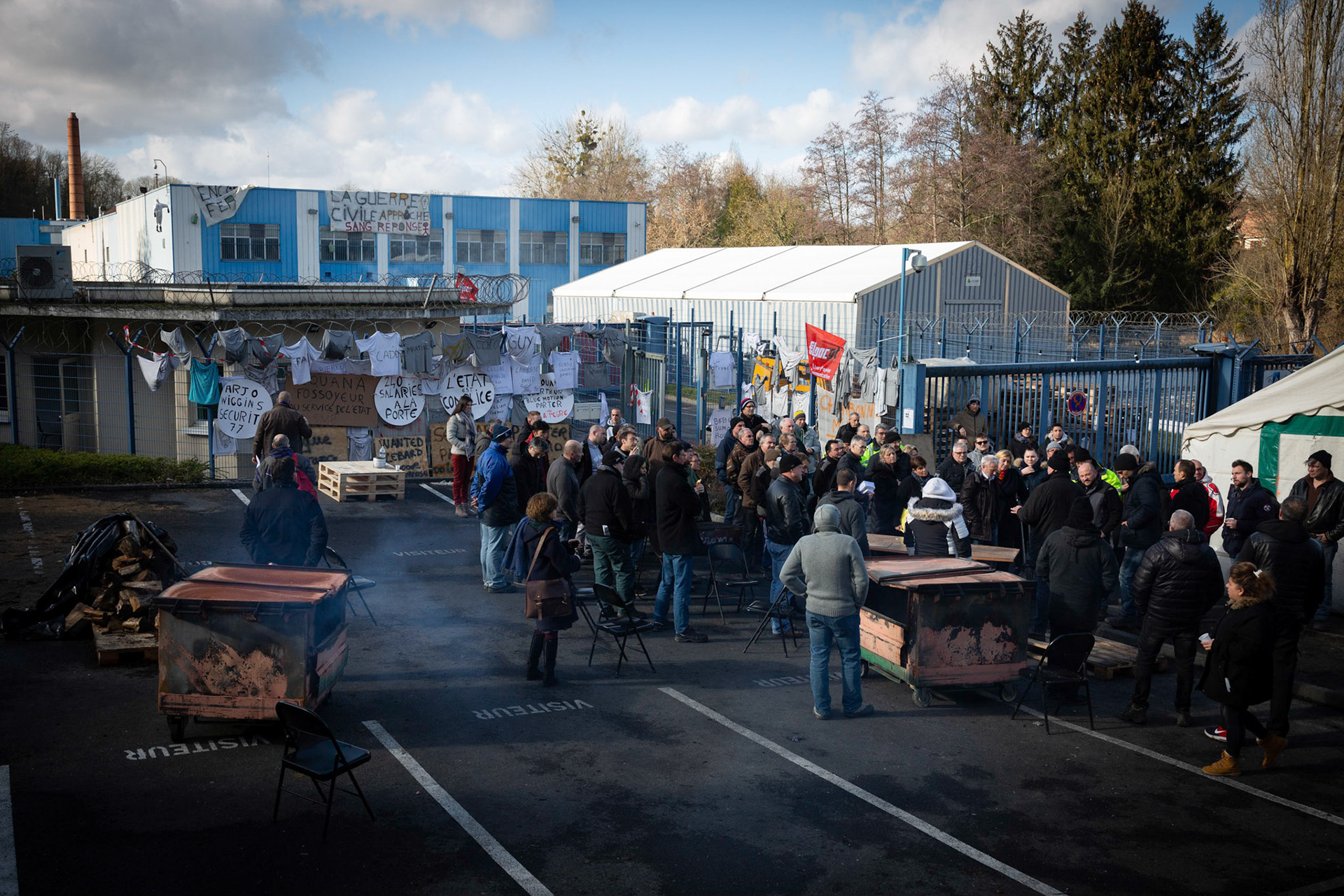 Blocage de la papeterie Arjowiggins security à Jouy sur Morin, par les employés de l'usine. Jouy-sur-Morin, FRANCE - 07/02/2018