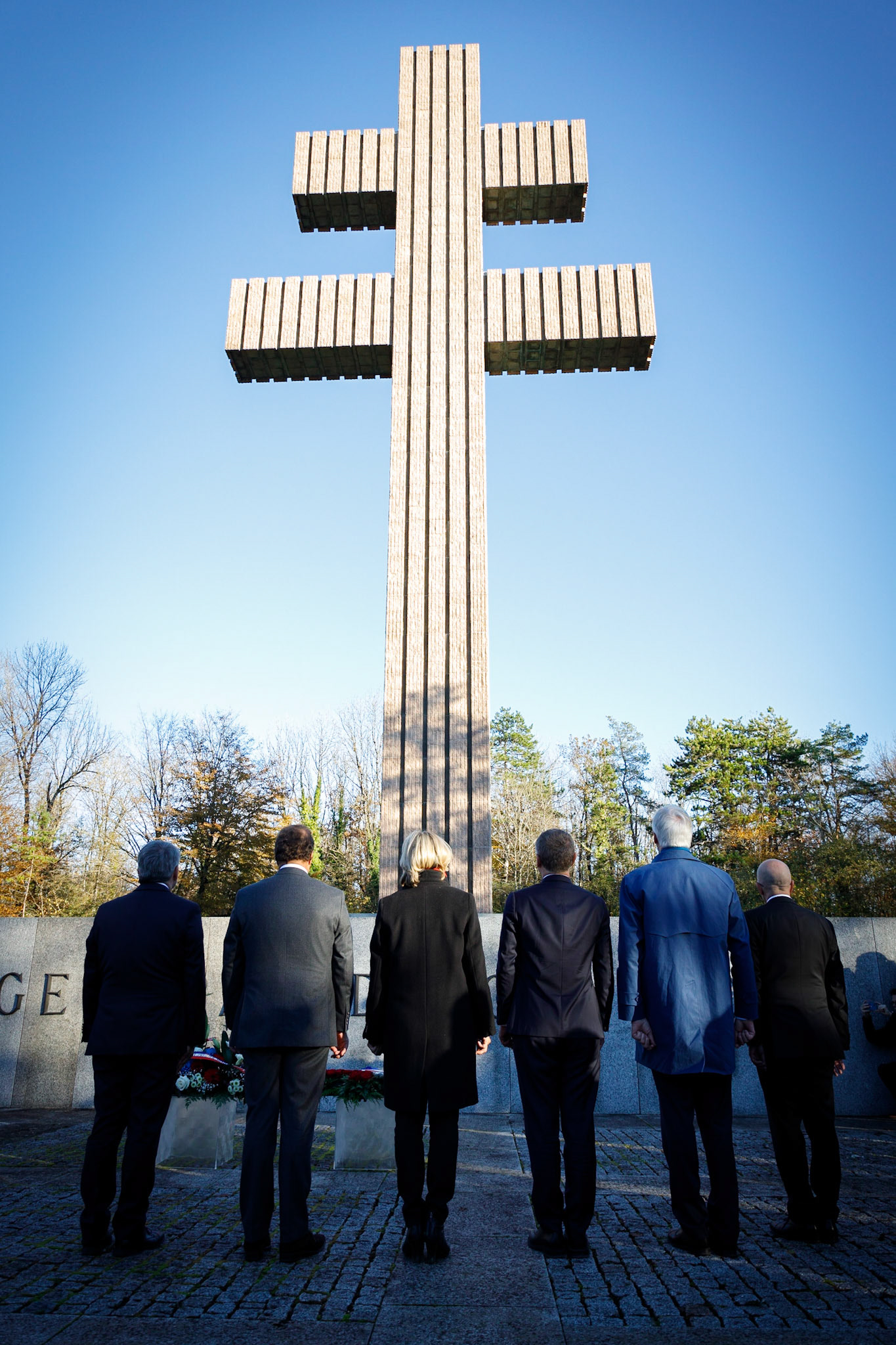 Les cinq candidats au congrès Les Républicains (Valérie Pécresse, Eric Ciotti, Philippe Juvin, Michel Bernier et Xavier Bertrand), accompagnés de Christian Jacob, se recueillent au mémorial Charles de Gaulle devant la croix de Lorraine, à Colombey-les-deux-églises, le 9 novembre 2021. Le congrès LR doit désigner, début décembre, le candidat des Républicains pour la présidentielles de 2022Colombey-les-deux-églises, FRANCE - 09/11/2021