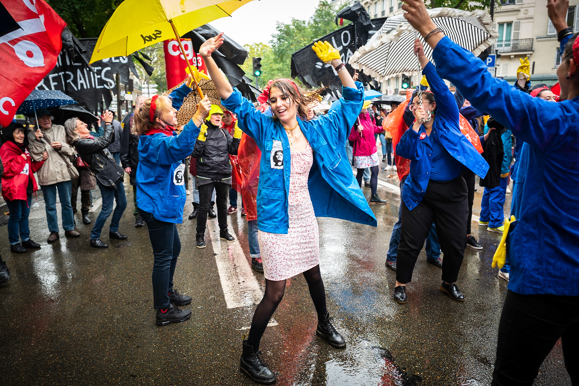 Les Rosies d’ATTAC dansent lors d’une journée d’action à Paris, le 5 octobre 2021. Cette manifestation à l'appel d’une intersyndical (CGT, FO, SNES-FSU, UNEF…) a pour revendications la défense des salaires et des emplois et contre la réforme des retraites.Paris, FRANCE - 05/10/2021