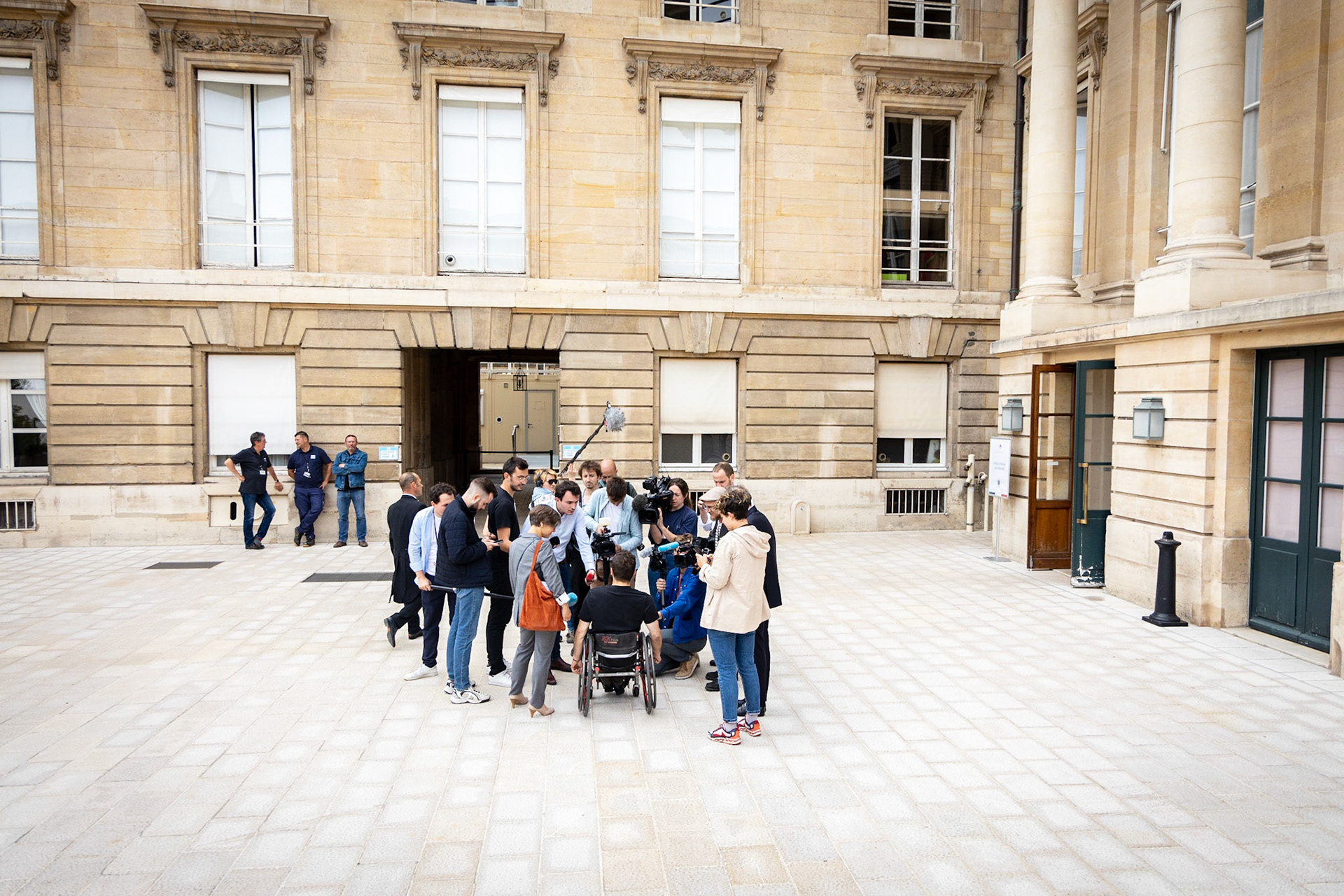Le député Générations Sébastien Peytavie répond aux questions des journalistes dans la cour de l'Assemblée Nationale lors de la journée d' accueil des députés, le 20 juin 2022. Sébastien Peytavie est le premier handicapé en fauteuil à être élu à l'Assemblée.France, Paris, 20-06-2020