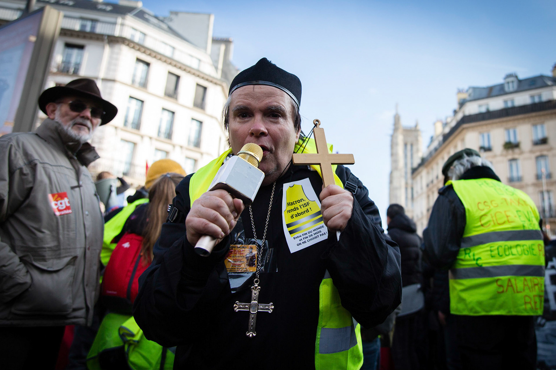 Gilets jaunes pendant une manifestation de la fonction publique, à Paris. Paris, FRANCE - 05/02/2019