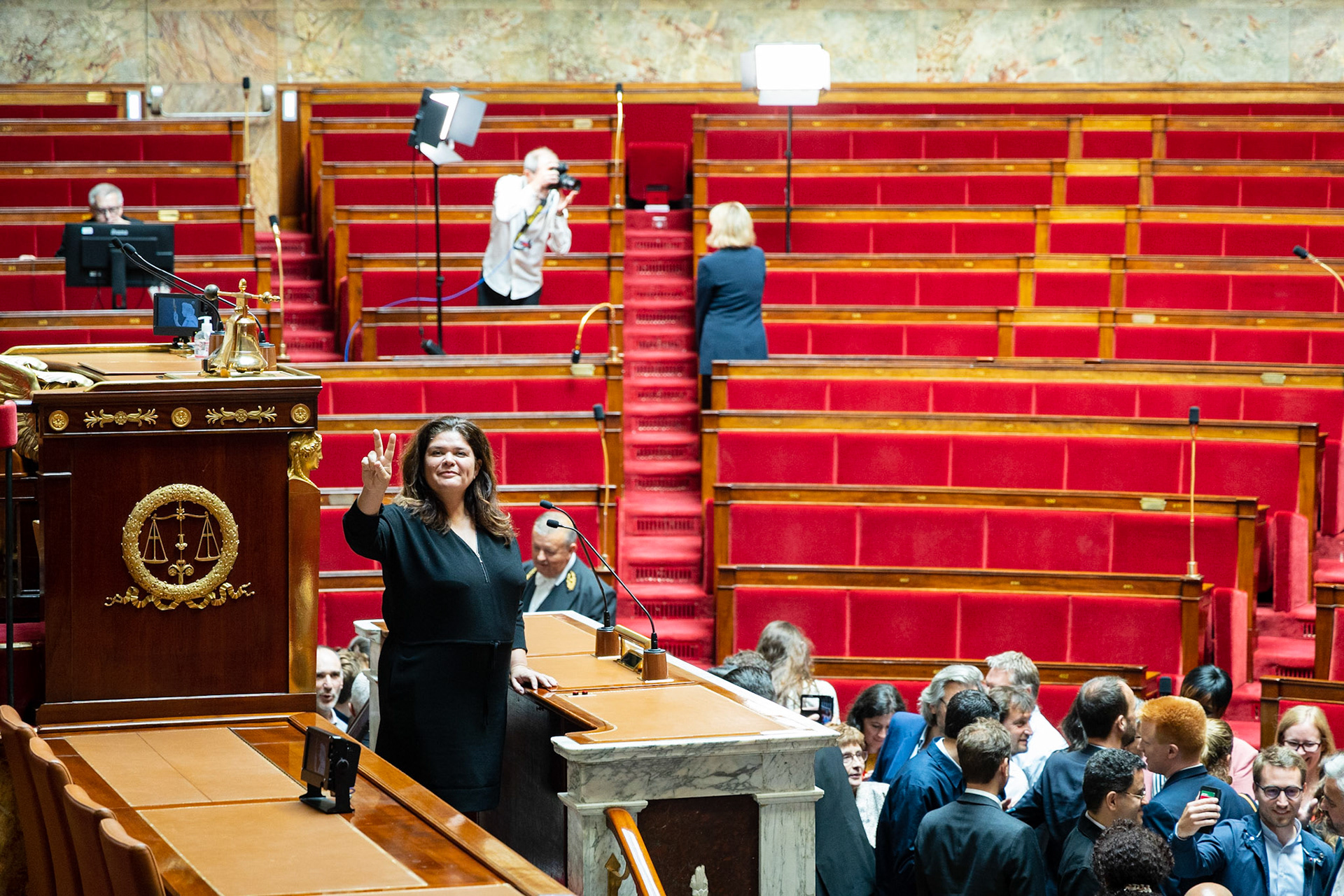 La députée Raquel Garrido fait le V de la victoire a la tribune de l'Assemblée Nationale lors de la journée d' accueil des députés nouvellement élus, le 21 juin 2022. France, Paris, 2022-06-21