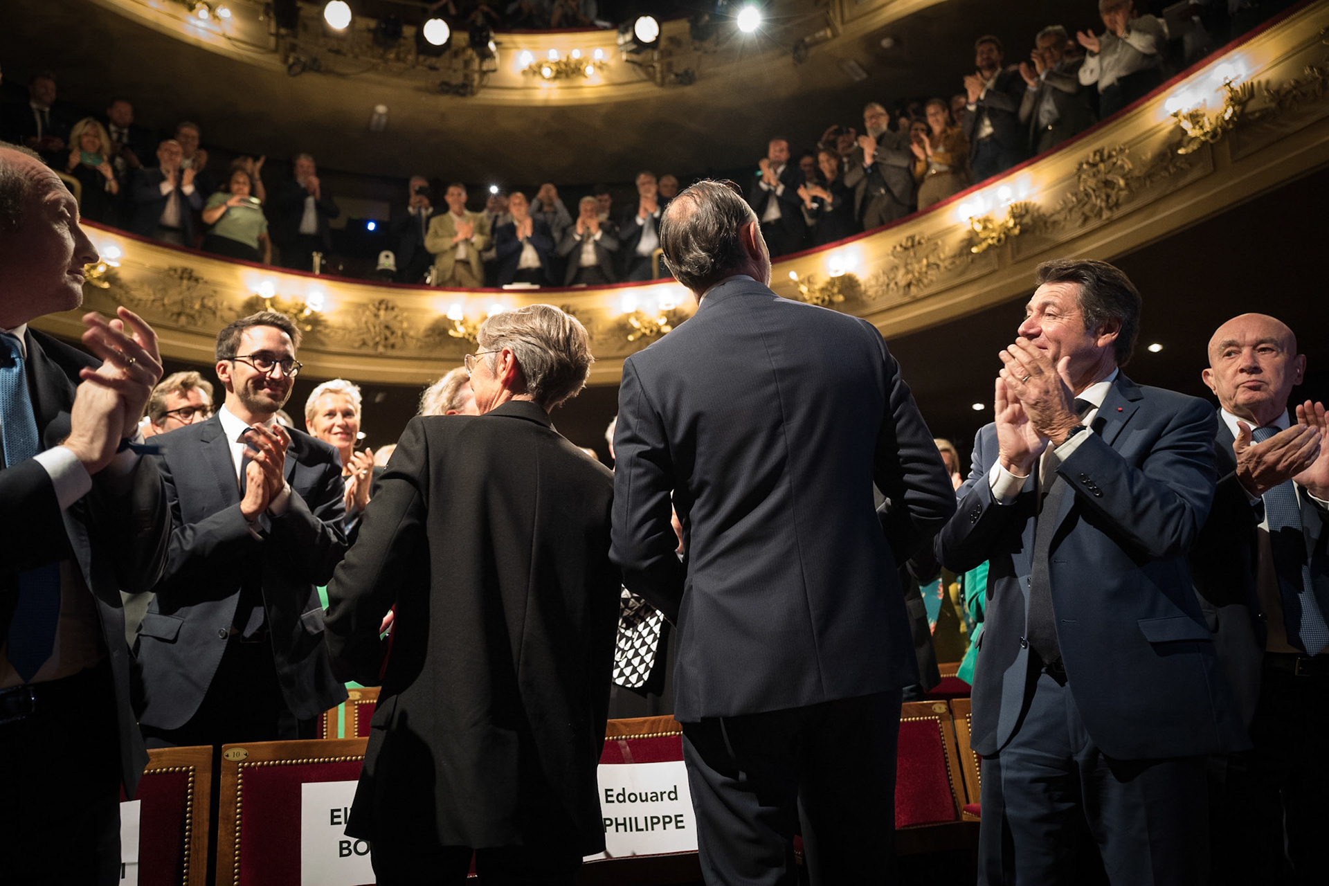Elisabeth Borne et Edouard Philippe saluent les élus du parti Horizon lors de la clôture des journées parlementaires du parti au théâtre de Fontainebleau, le 16 septembre 2022.France, Fontainebleau, 16/09/2022