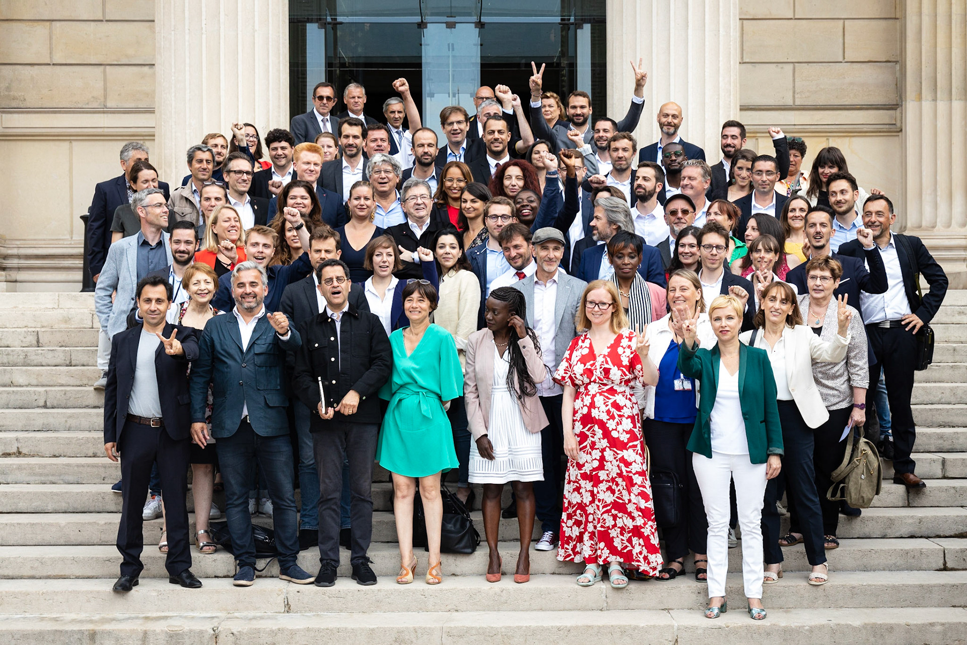 Les députés LFI de la NUPES accompagnés de Jean-Luc Mélenchon posent pour les photographes sur les marches dans la cour de l'Assemblée Nationale lors de la journée d' accueil des députés nouvellement élus, de la XVIe législature, le 21 juin 2022.France, Paris, 2022-06-21