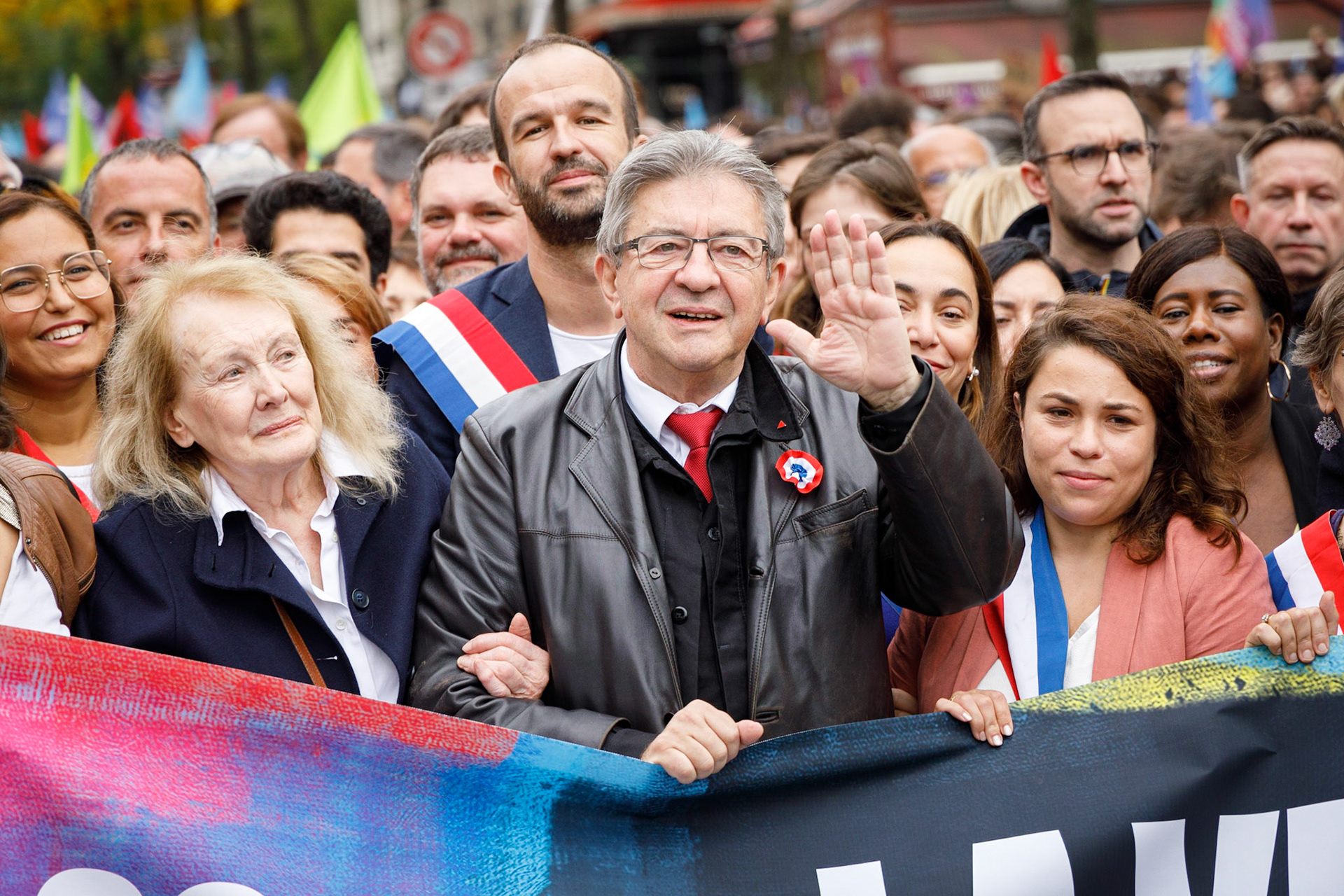 La prix Nobel de littérature Annie Ernaux accompagne Jean Luc Mélenchon lors de la marche contre la vie chère et l'inaction climatique organisée par la NUPES, à Paris, le 16 octobre 2022. France, Paris, 16-10-2022