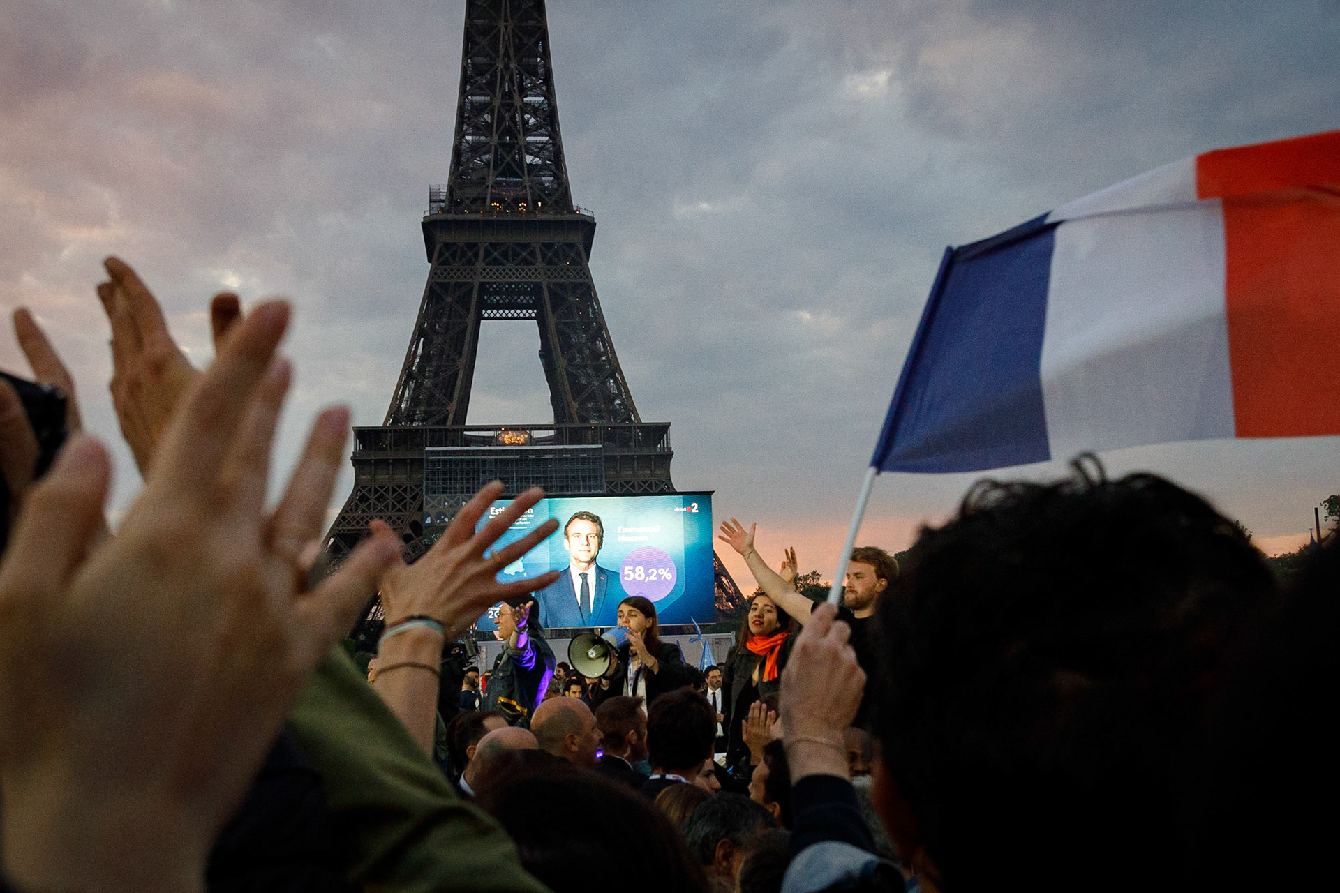 Les militants réagissent à l'annonce de la victoire d’Emmanuel Macron à l'élection présidentielle. Les militants LREM sont regroupés devant la tour Eiffel au Champ de Mars à Paris, pour fêter la victoire d’Emmanuel Macron, le 24 avril 2022.PARIS, France - 24/04/2022