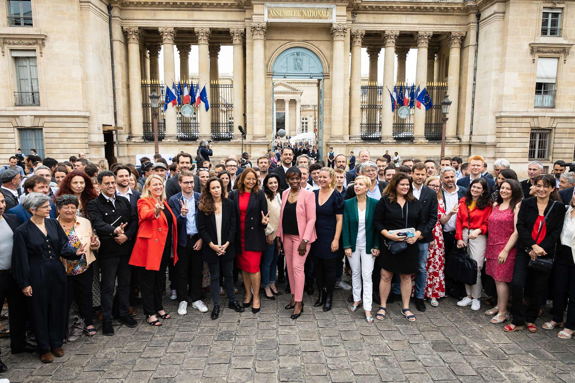 Les deputes NUPES (Sandrine Rousseau, Danielle Simonnet, Clémence Guette, Sophia Chikirou, Rachel Keke, Mathilde Panot, Clémentine Autain, Raquel Garrido, Alexis Corbière, Adrien Quatennens…), regroupant les différents partis de gauche (LFI, EELV, PS, PCF), posent pour les photographes devant l'Assemblée Nationale lors de la journee d accueil des députés nouvellement élus, de la XVIe législature, le 21 juin 2022. France, Paris, 21-06-2022