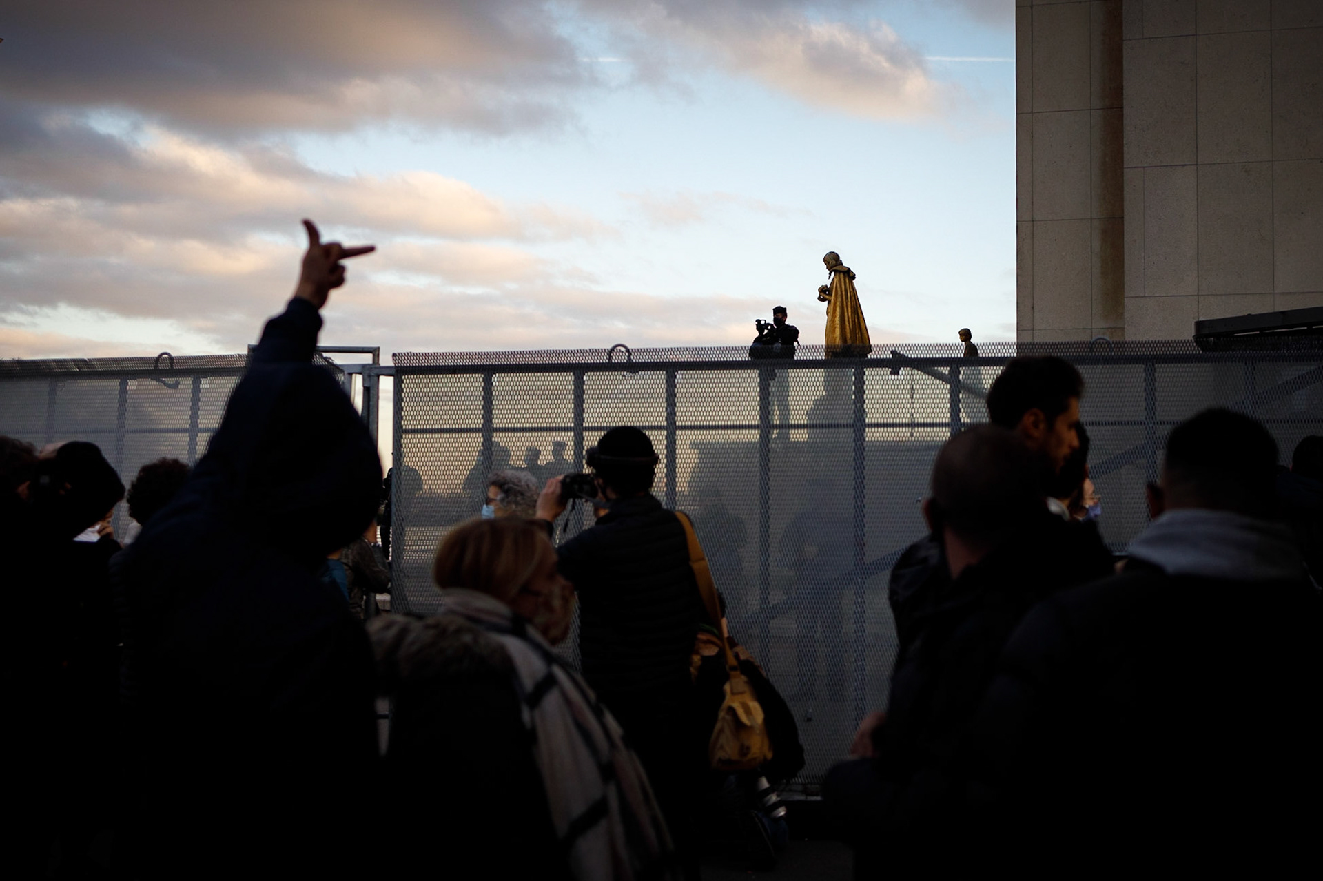 Un manifestant faisant un "doigt d'honneur" en direction d'un gendarme, filmant le rassemblement contre la loi de sécurité globale. Les principaux syndicats de journalistes (SNJ, SNJ-CGT…), des associations (Ligue des droits de l’homme, Amnesty France) ont appelé à un rassemblement, place du Trocadéro à Paris, contre la loi sur la sécurité globale, et notamment son article 24. La loi a été votée la veille, le vendredi 20 novembre 2020, à l’Assemblée nationale. Paris, FRANCE - 21/11/2020