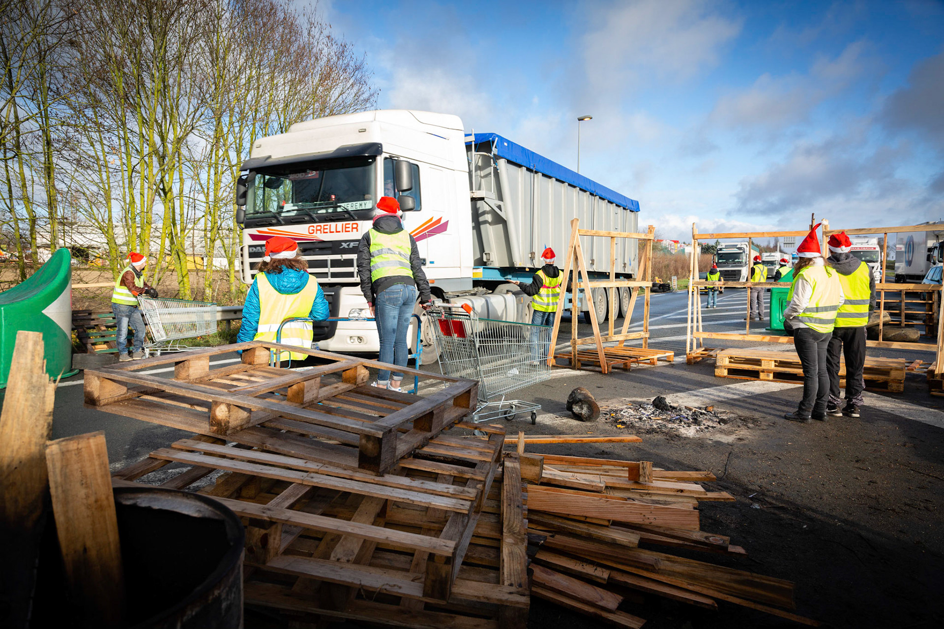 Barrage filtrant des gilets jaunes autour d'un rond-point à Montargis. Montargis, FRANCE - 04/12/2018
