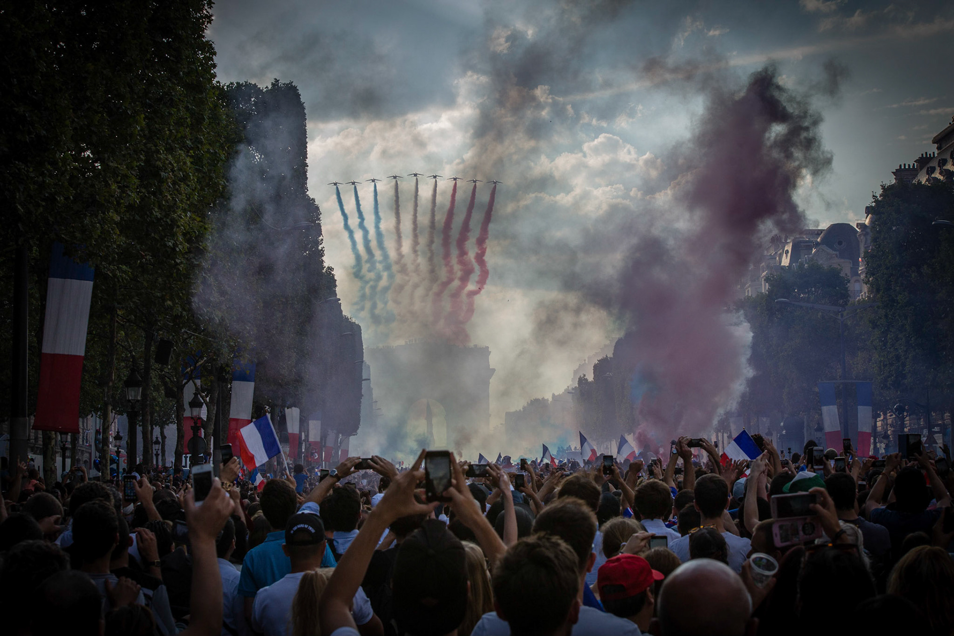Descente des Champs Elysées par l'équipe de France de football, victorieuse de la coupe du monde.  Paris, FRANCE - 16/07/2018