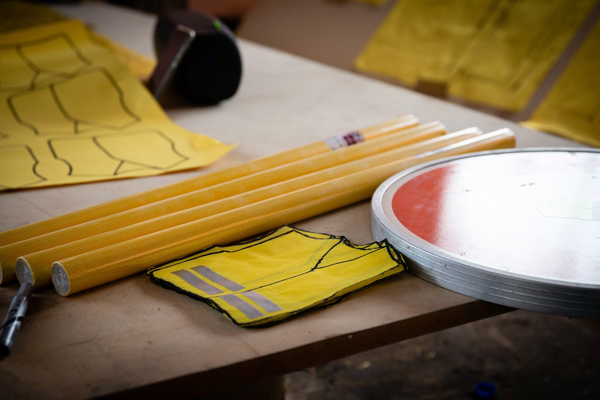 Barrage filtrant des gilets jaunes autour d'un rond-point à Montargis. Montargis, FRANCE - 04/12/2018