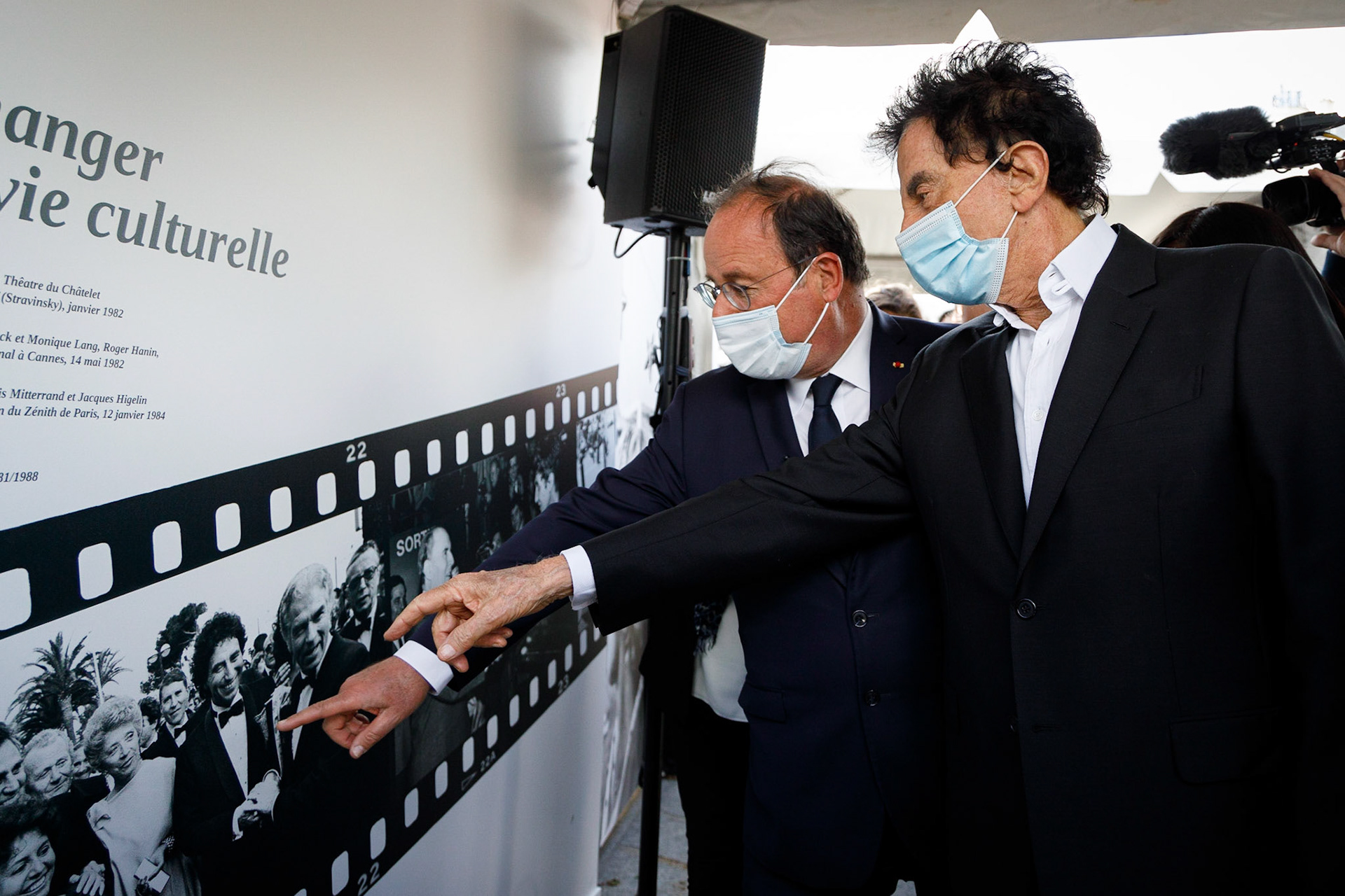 François Hollande et Jack Lang lors de l’inauguration de l’exposition sur le 40ème anniversaire de l'élection de François Mitterrand, place de la Bastille à Paris, le 10 mai 2021.Paris, FRANCE - 10/05/2021